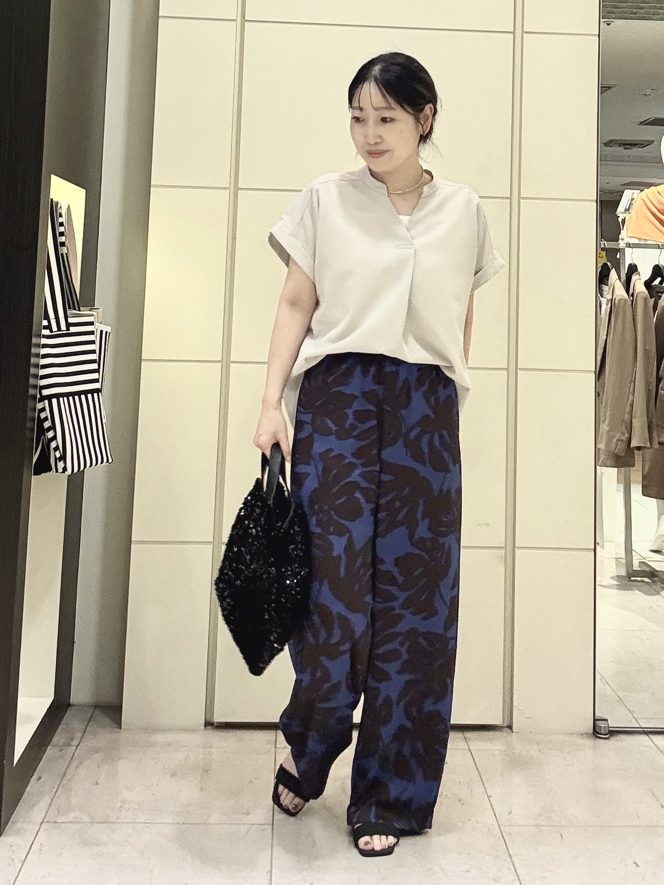 mori.さんの「UNTITLED｜【残暑も快適/セットアップ可/接触冷感】エアリークールブラウス」を使ったコーディネート