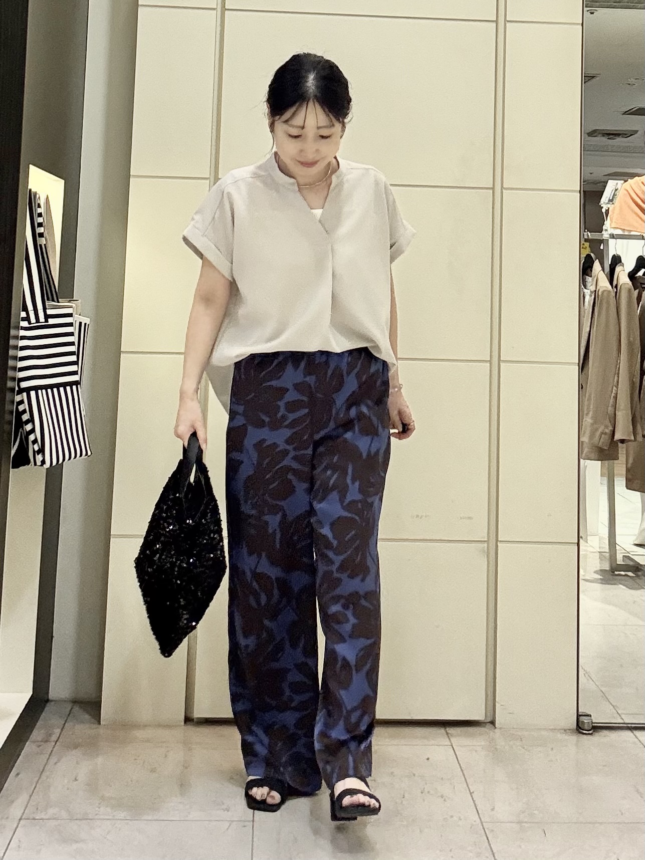 mori.さんの「UNTITLED｜【残暑も快適/セットアップ可/接触冷感】エアリークールブラウス」を使ったコーディネート