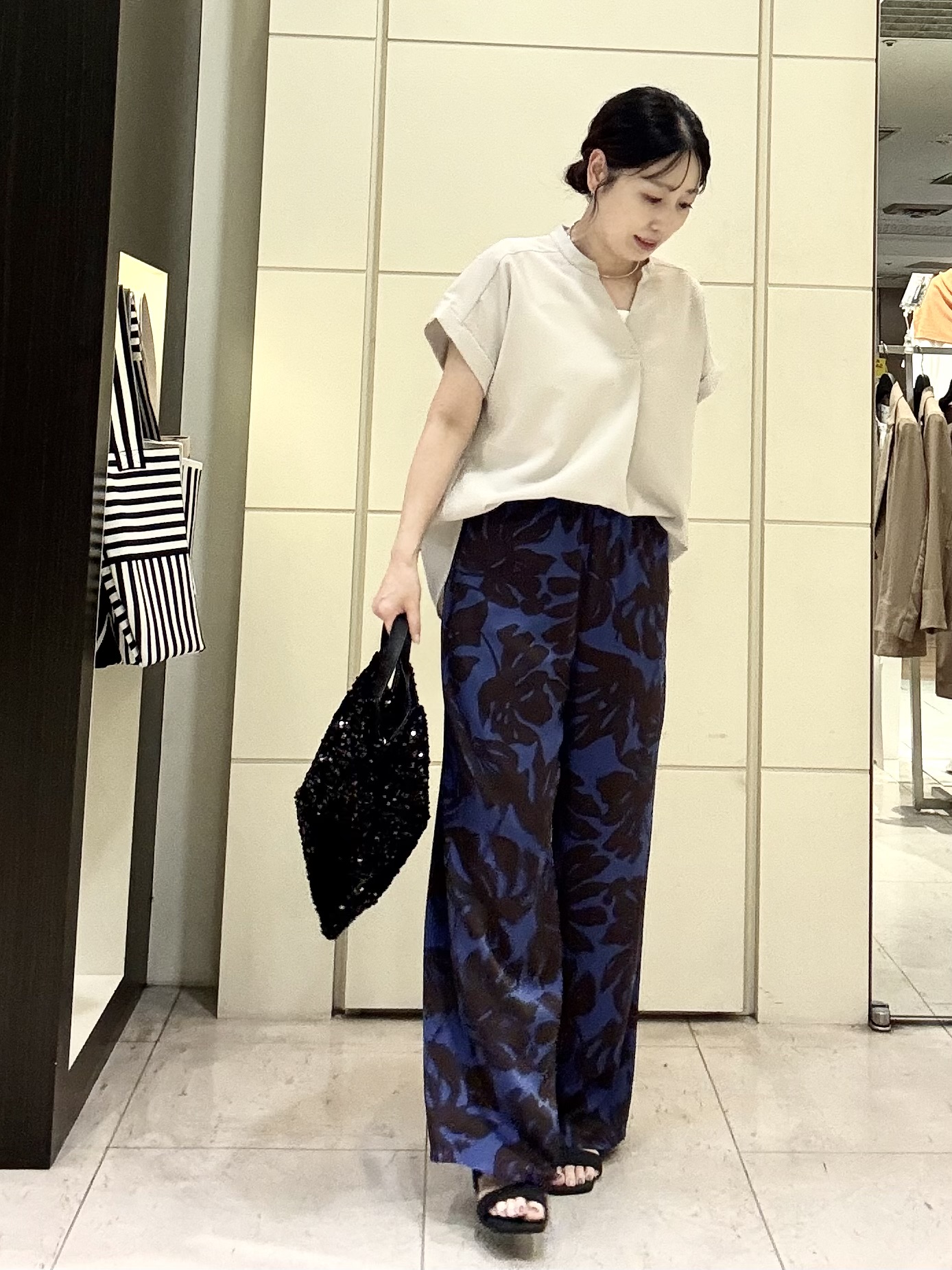 mori.さんの「UNTITLED｜【残暑も快適/セットアップ可/接触冷感】エアリークールブラウス」を使ったコーディネート
