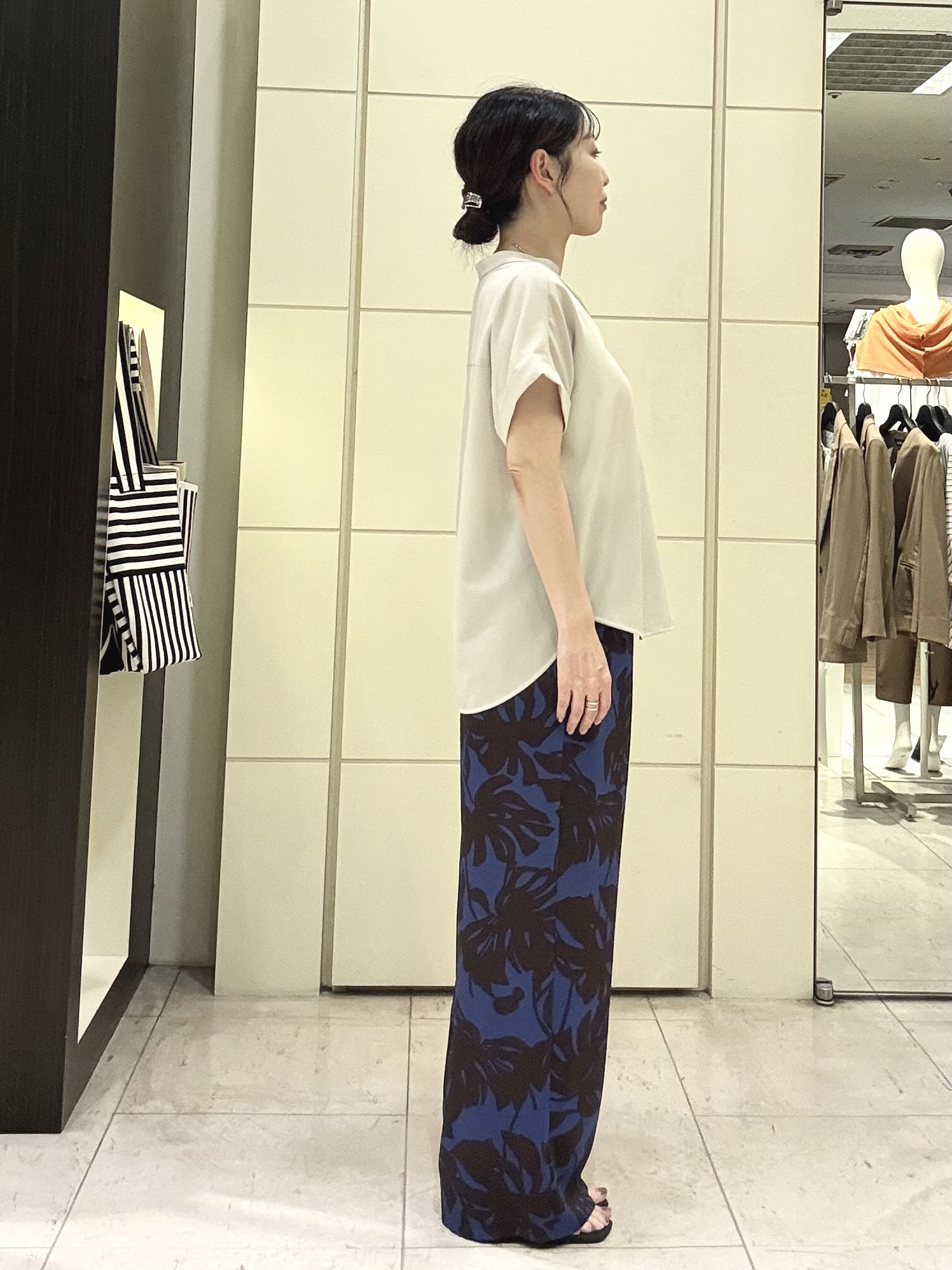 mori.さんの「UNTITLED｜【残暑も快適/セットアップ可/接触冷感】エアリークールブラウス」を使ったコーディネート