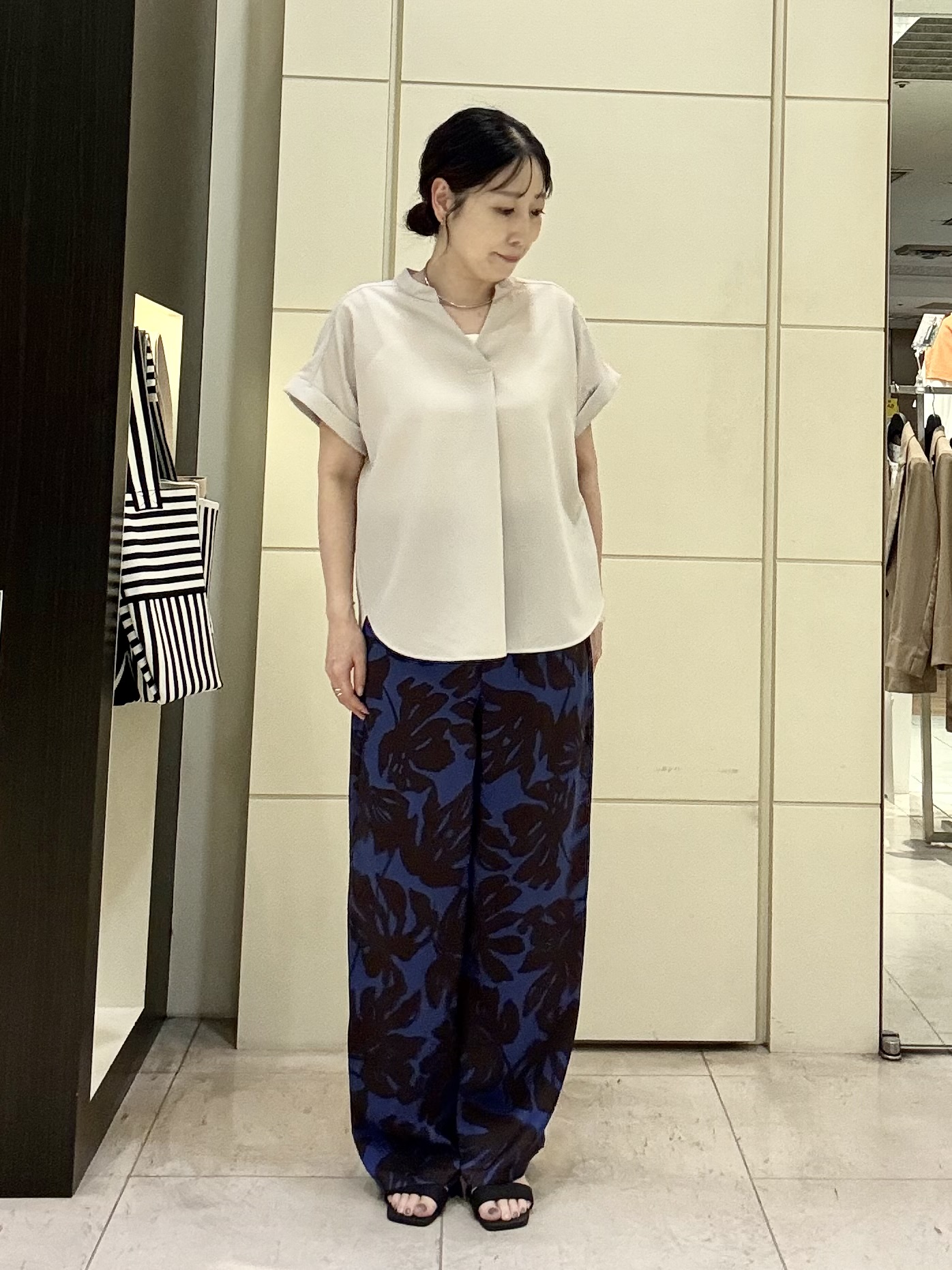 mori.さんの「UNTITLED｜【残暑も快適/セットアップ可/接触冷感】エアリークールブラウス」を使ったコーディネート