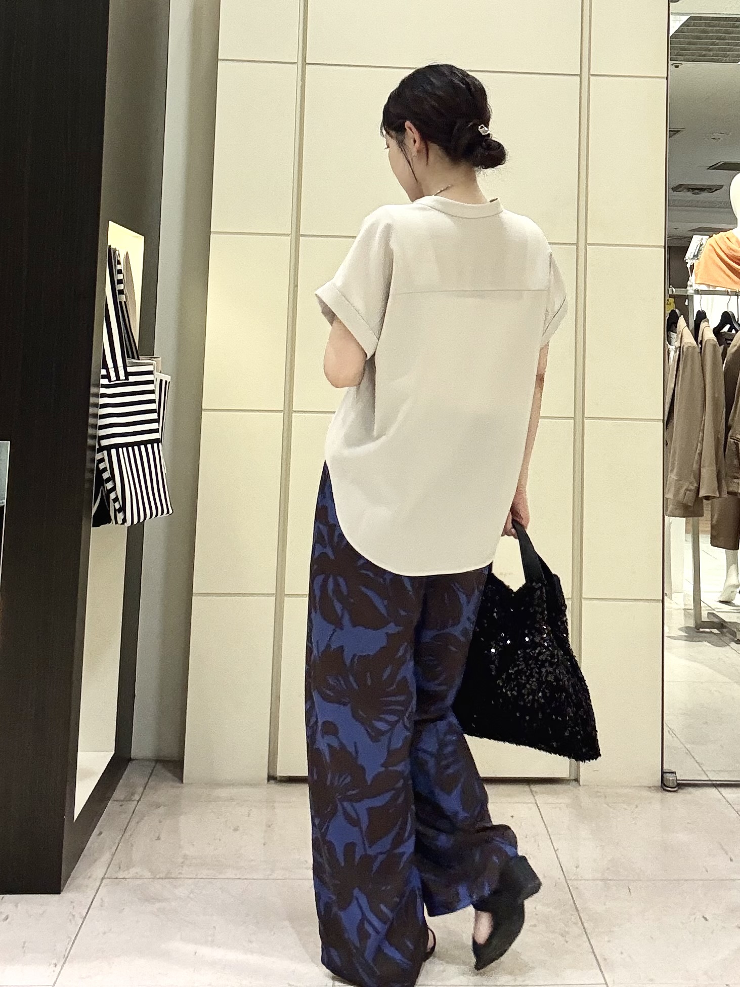 mori.さんの「UNTITLED｜【残暑も快適/セットアップ可/接触冷感】エアリークールブラウス」を使ったコーディネート