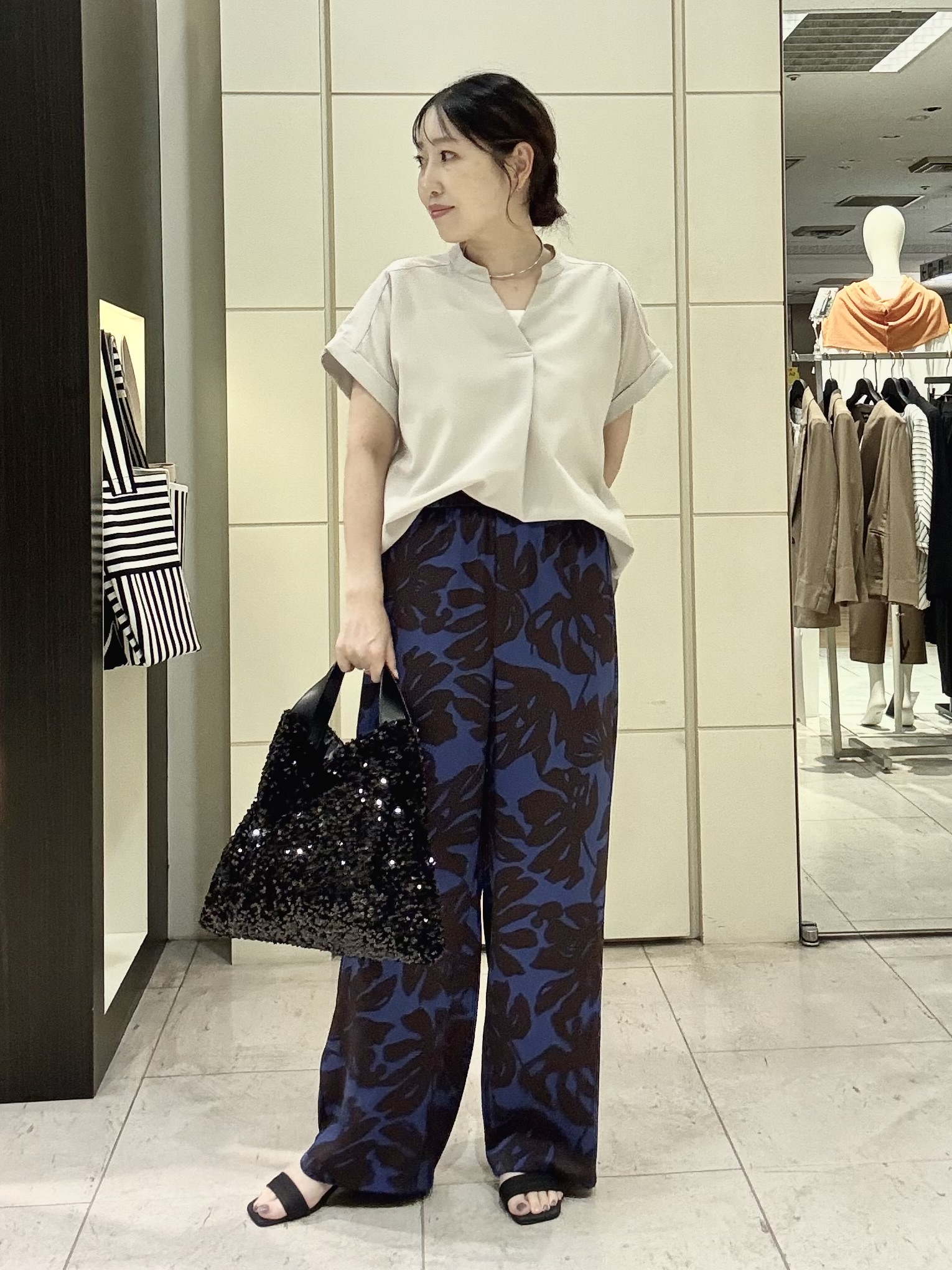 mori.さんの「UNTITLED｜【残暑も快適/セットアップ可/接触冷感】エアリークールブラウス」を使ったコーディネート