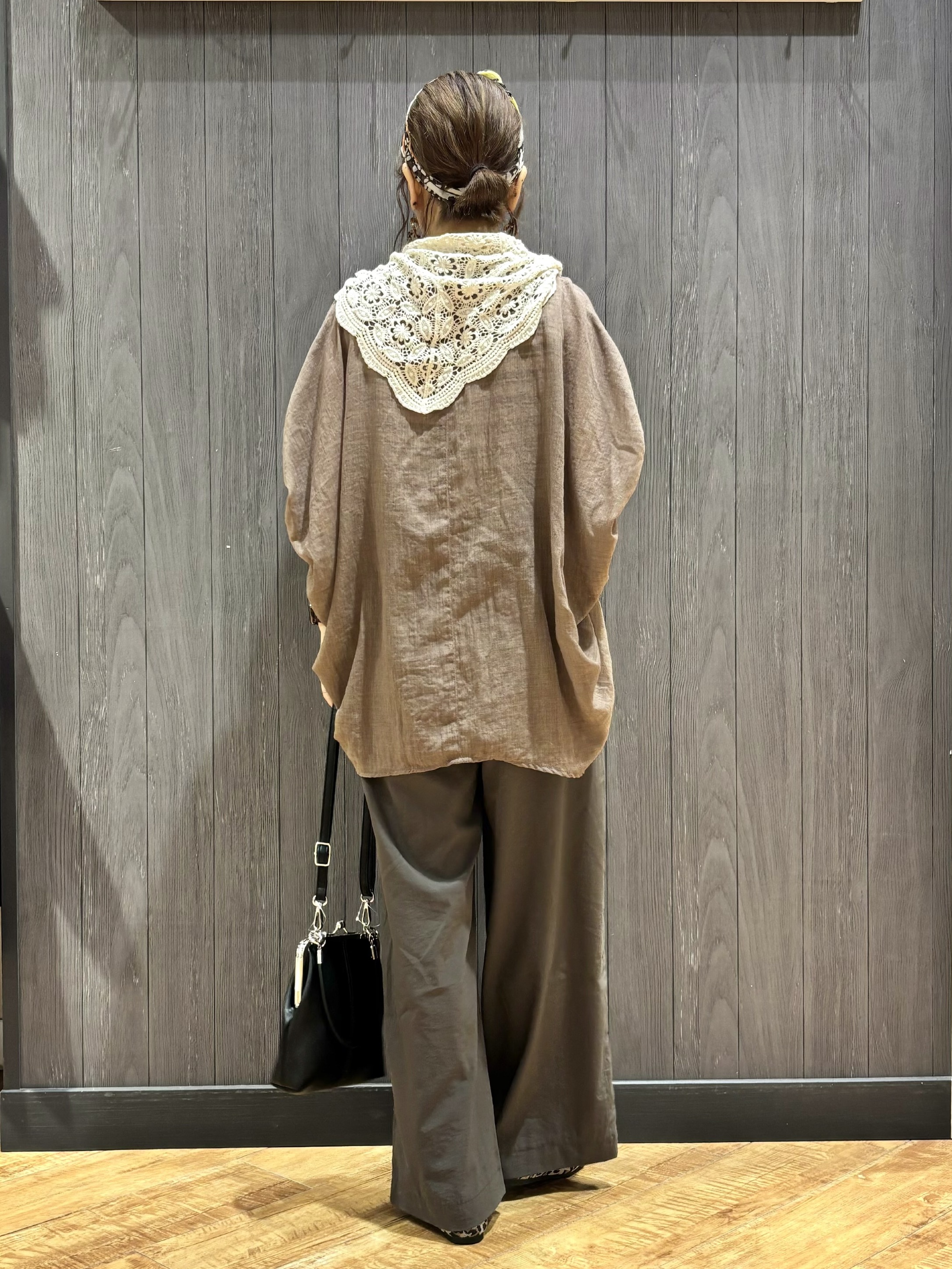 meiさんの「SHOO･LA･RUE｜【体型カバー】バルーン風ゆるシャツブラウス」を使ったコーディネート