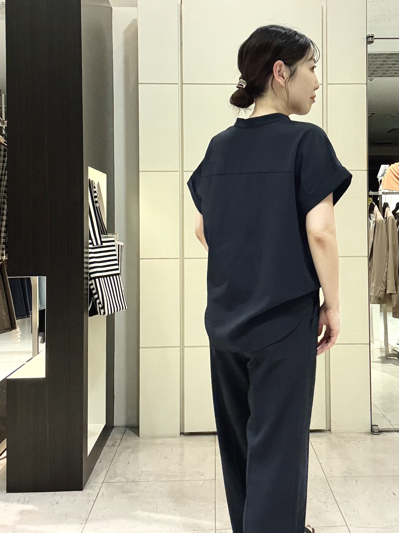 mori.さんの「UNTITLED｜【残暑も快適/セットアップ可/接触冷感】エアリークールブラウス」を使ったコーディネート
