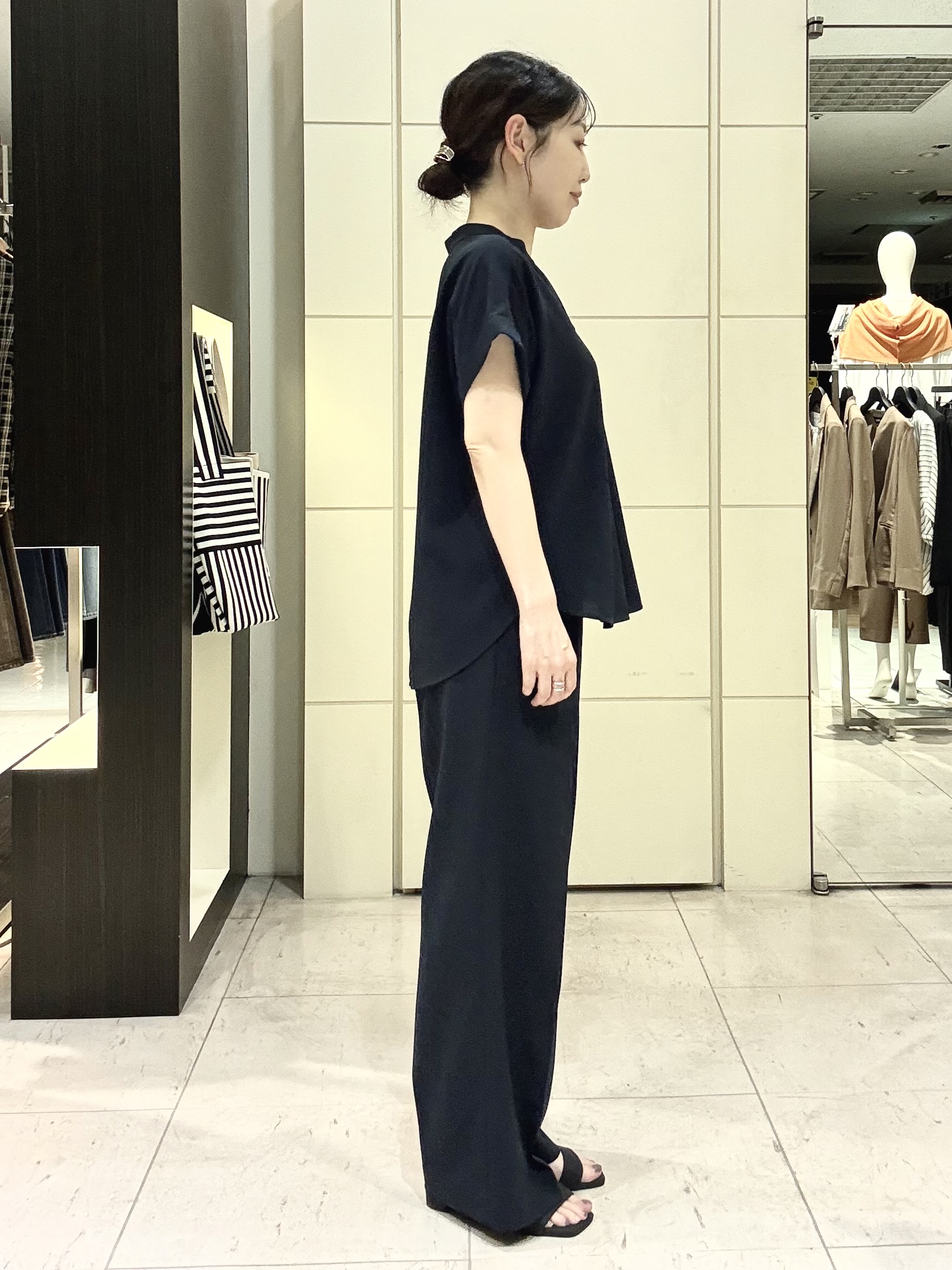 mori.さんの「UNTITLED｜【残暑も快適/セットアップ可/接触冷感】エアリークールブラウス」を使ったコーディネート