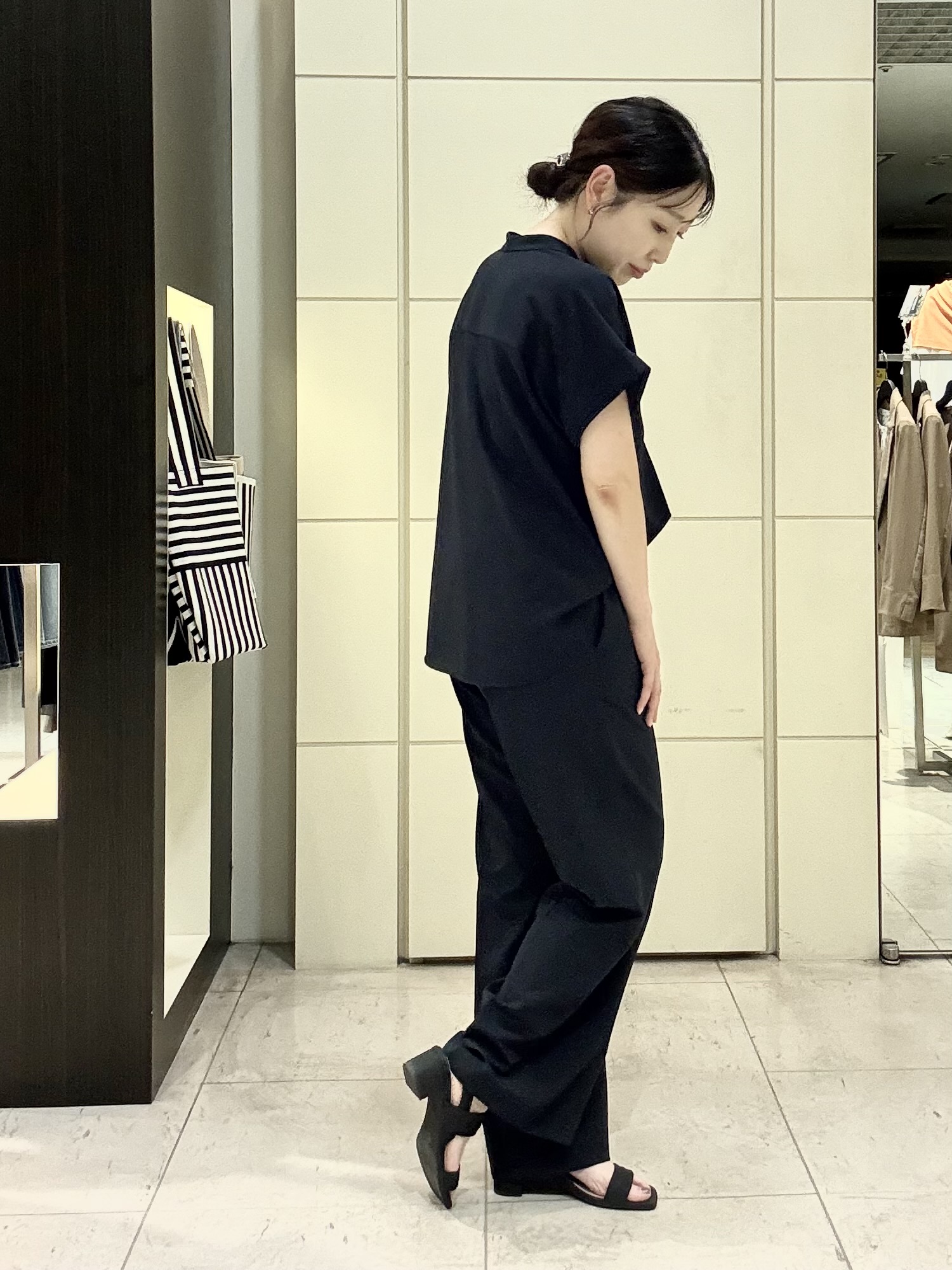 mori.さんの「UNTITLED｜【残暑も快適/セットアップ可/接触冷感】エアリークールブラウス」を使ったコーディネート