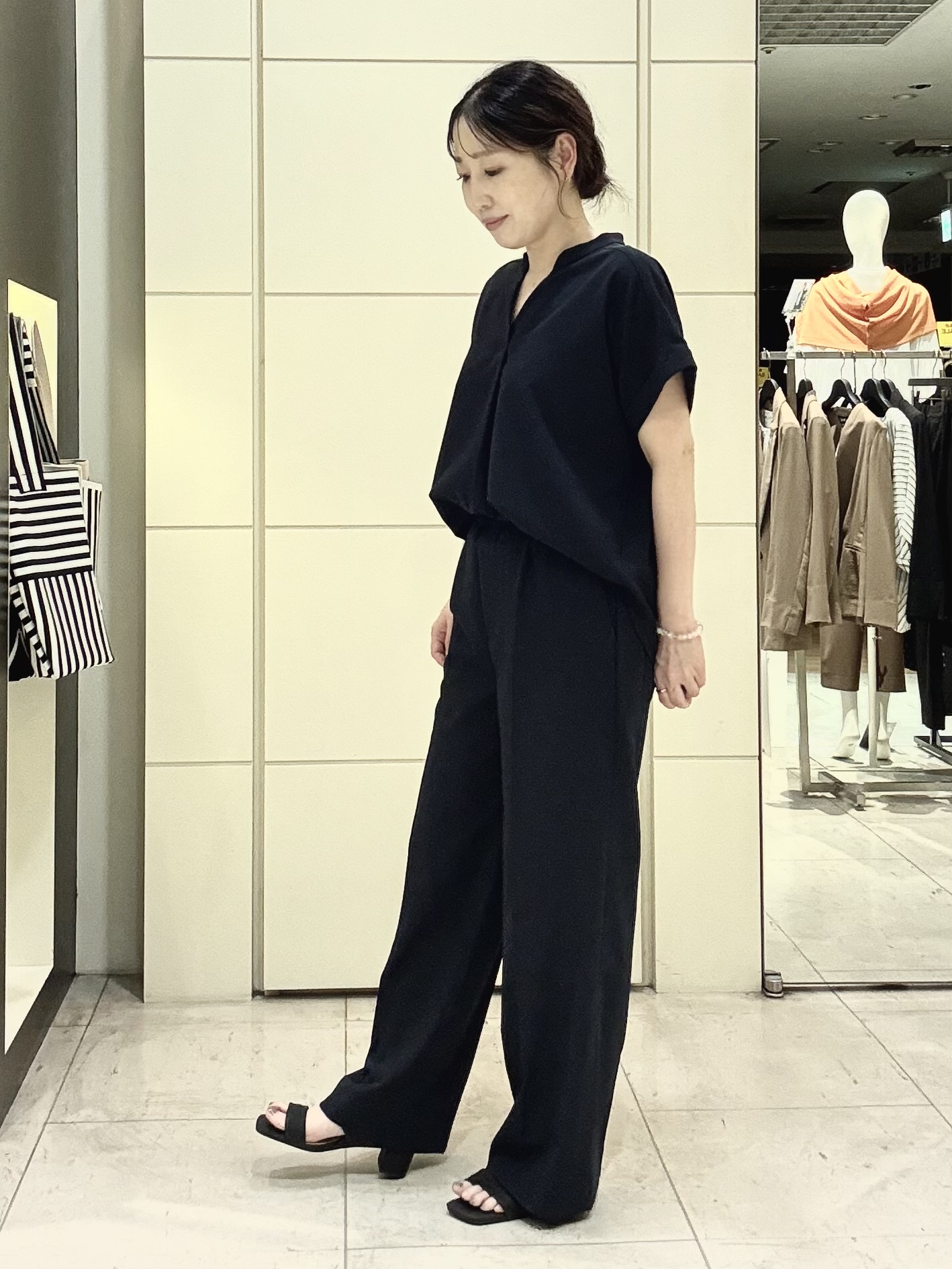 mori.さんの「UNTITLED｜【残暑も快適/セットアップ可/接触冷感】エアリークールブラウス」を使ったコーディネート