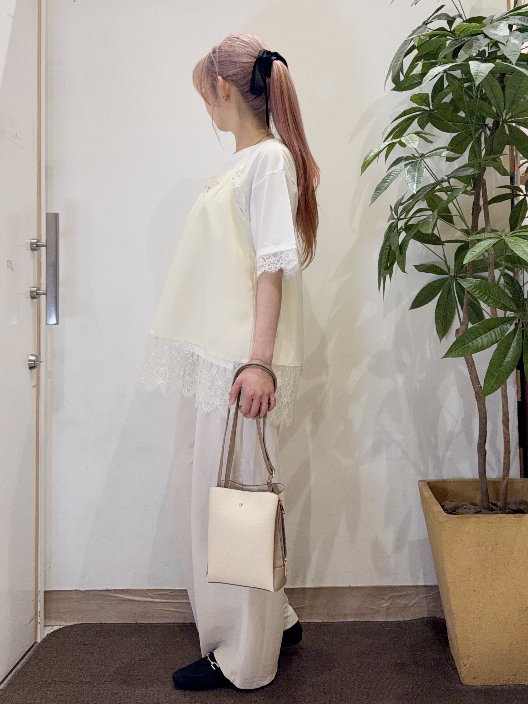 AYUMIさんの「SHOO･LA･RUE｜【洗濯機可/S-LL】体型カバーしながらこなれ見え。レース付きキャミソール」を使ったコーディネート