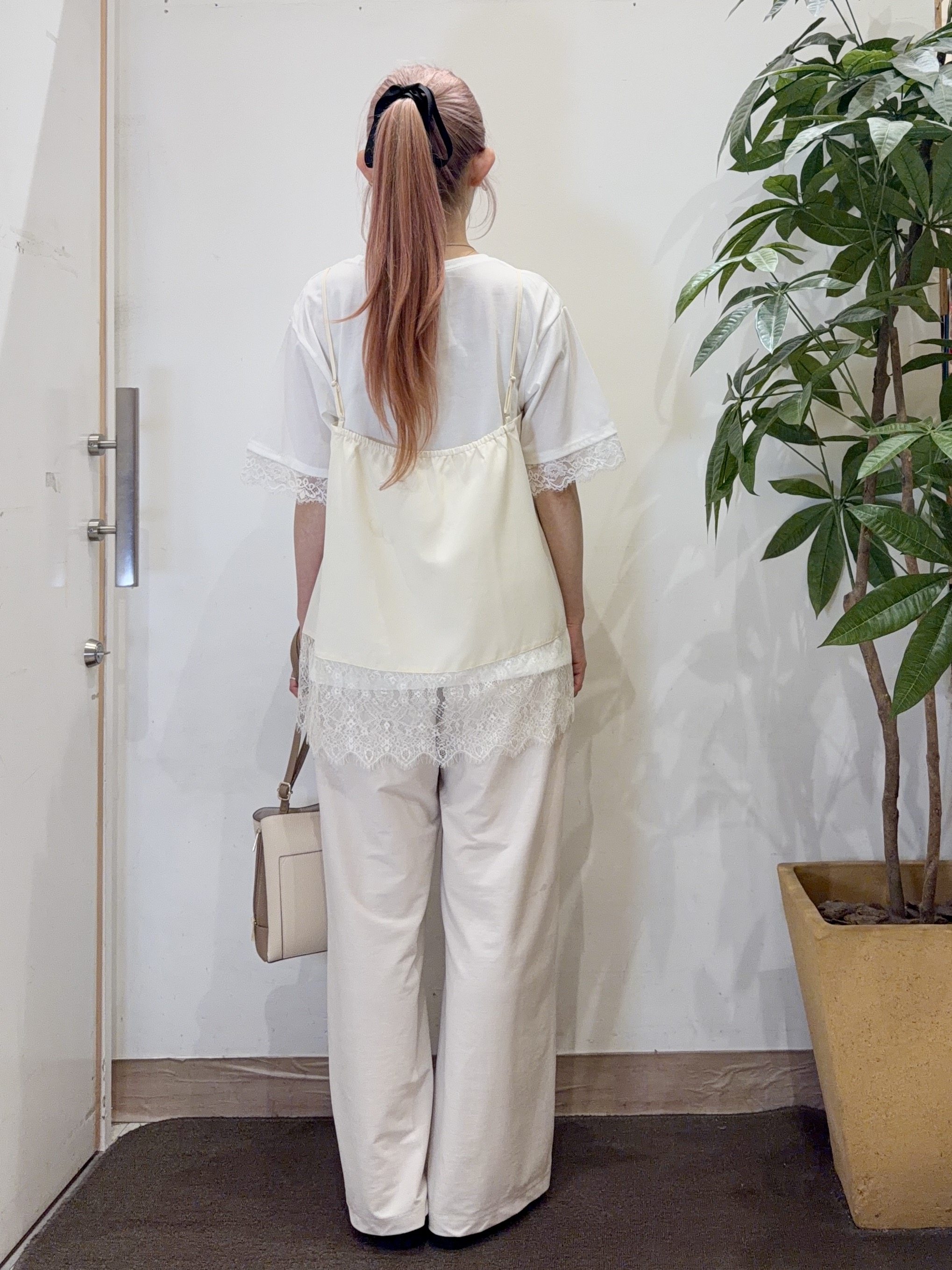 AYUMIさんの「SHOO･LA･RUE｜【洗濯機可/S-LL】体型カバーしながらこなれ見え。レース付きキャミソール」を使ったコーディネート