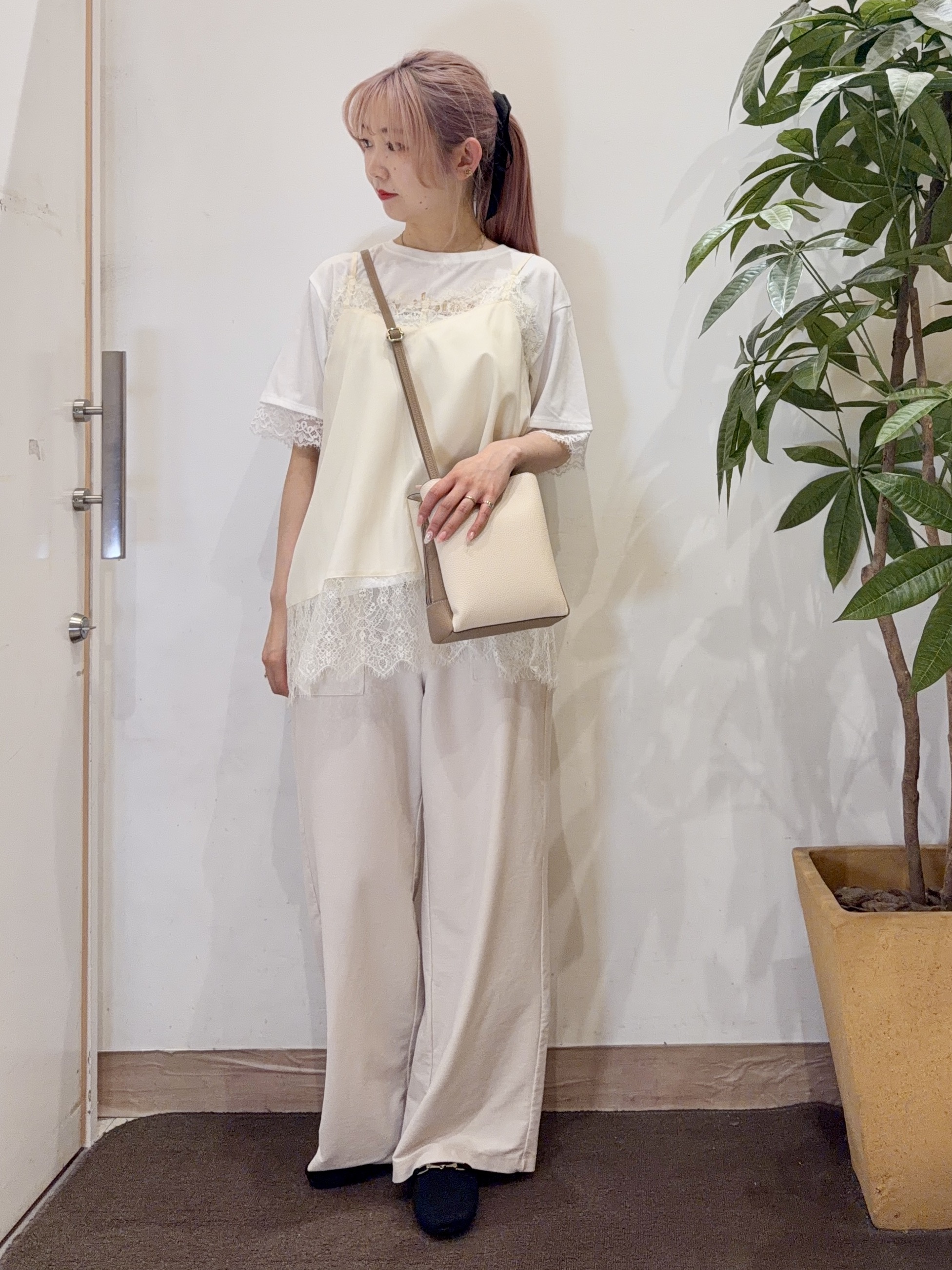 AYUMIさんの「SHOO･LA･RUE｜【洗濯機可/S-LL】体型カバーしながらこなれ見え。レース付きキャミソール」を使ったコーディネート