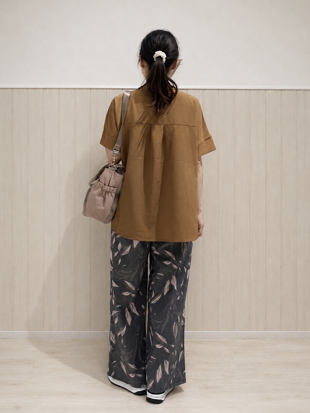 まつみさんの「SHOO･LA･RUE｜【洗濯後しわになりにくい/ひんやり/UV/吸水速乾】Wポケットが目を引く オンオフ使えるスキッパーブ」を使ったコーディネート