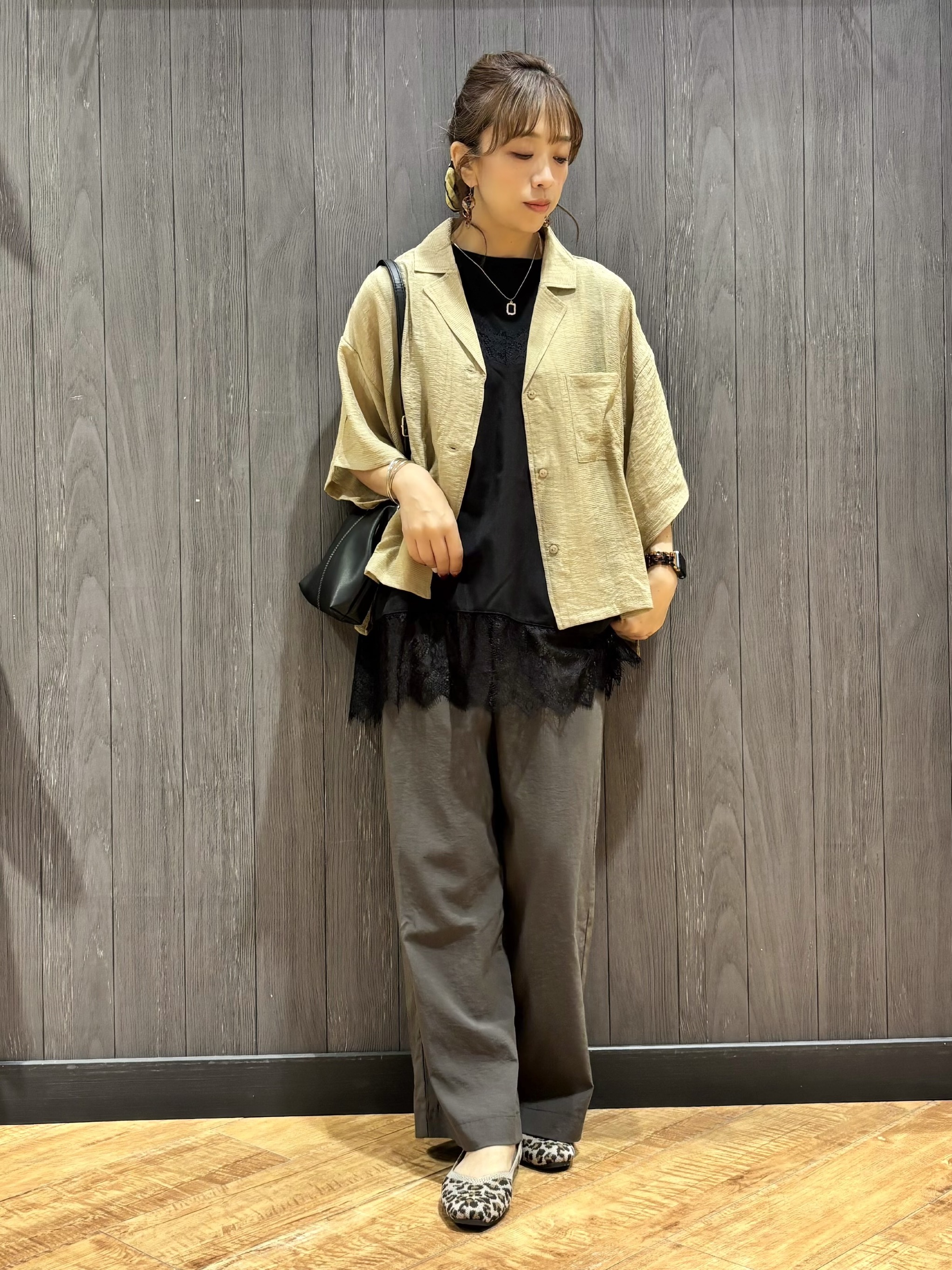 meiさんの「SHOO･LA･RUE｜【S-LL/洗濯機可】抜け感たっぷり 程よい透け感のポケット付きシャツ」を使ったコーディネート