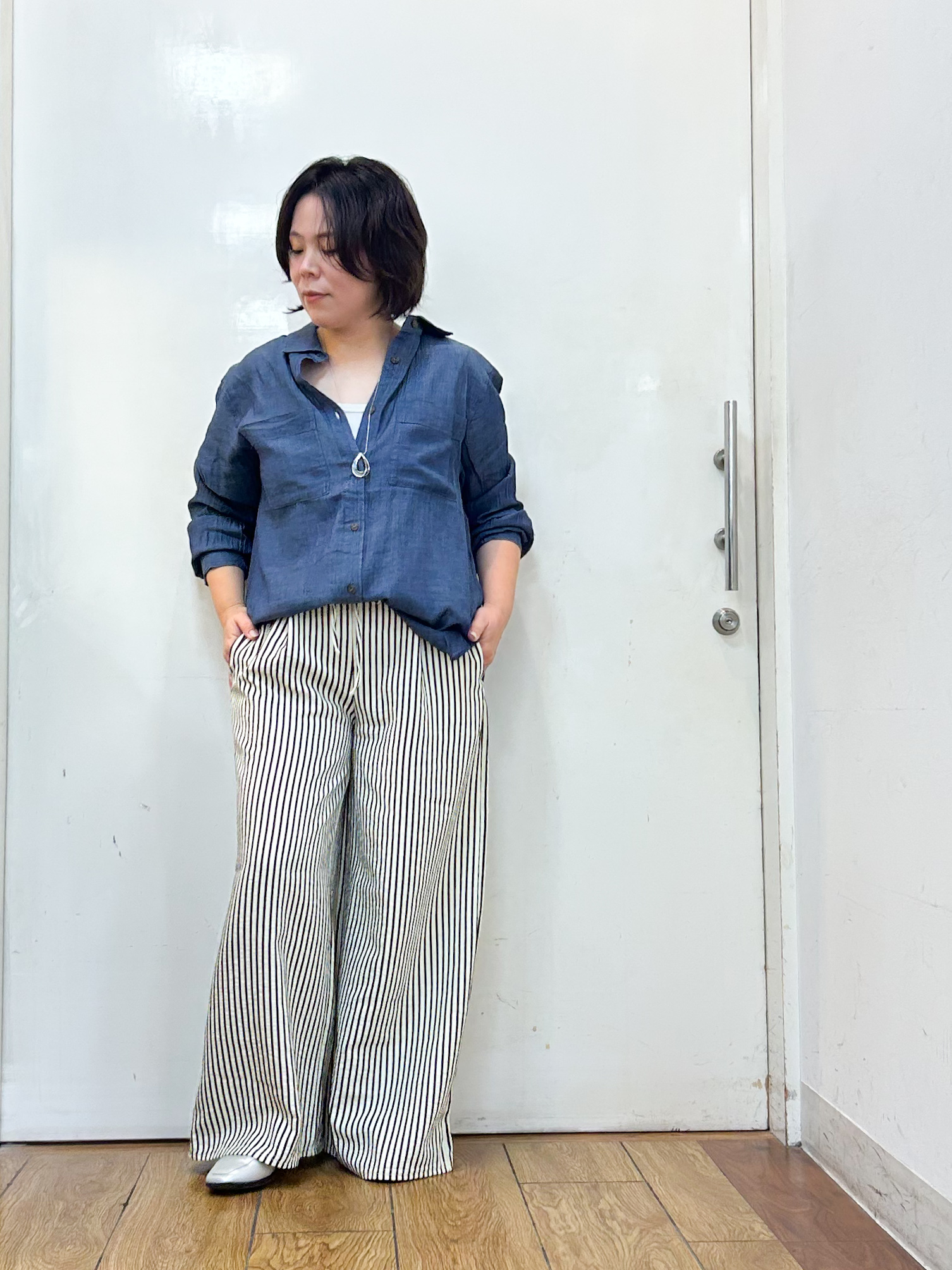 haruさんの「SHOO･LA･RUE｜【綿100%/UV/S-LL/体型カバー】優しく透ける 柔らかシアーデニムシャツ」を使ったコーディネート
