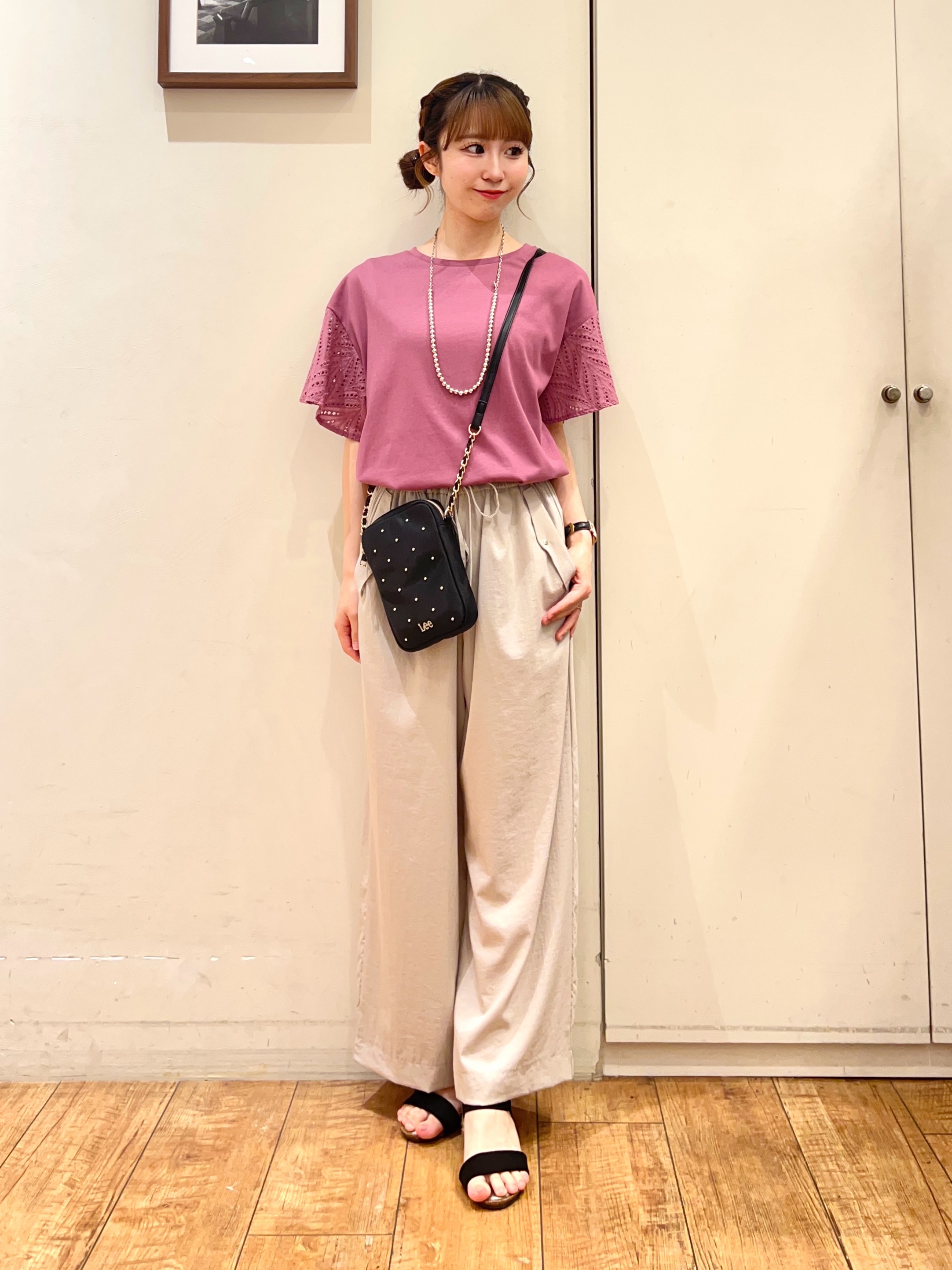 AIRIさんの「SHOO･LA･RUE｜【汗じみ防止/ひんやり/体型カバー】真夏の味方。 汗じみが気になりにくい お袖レースフレアTシャツ」を使ったコーディネート