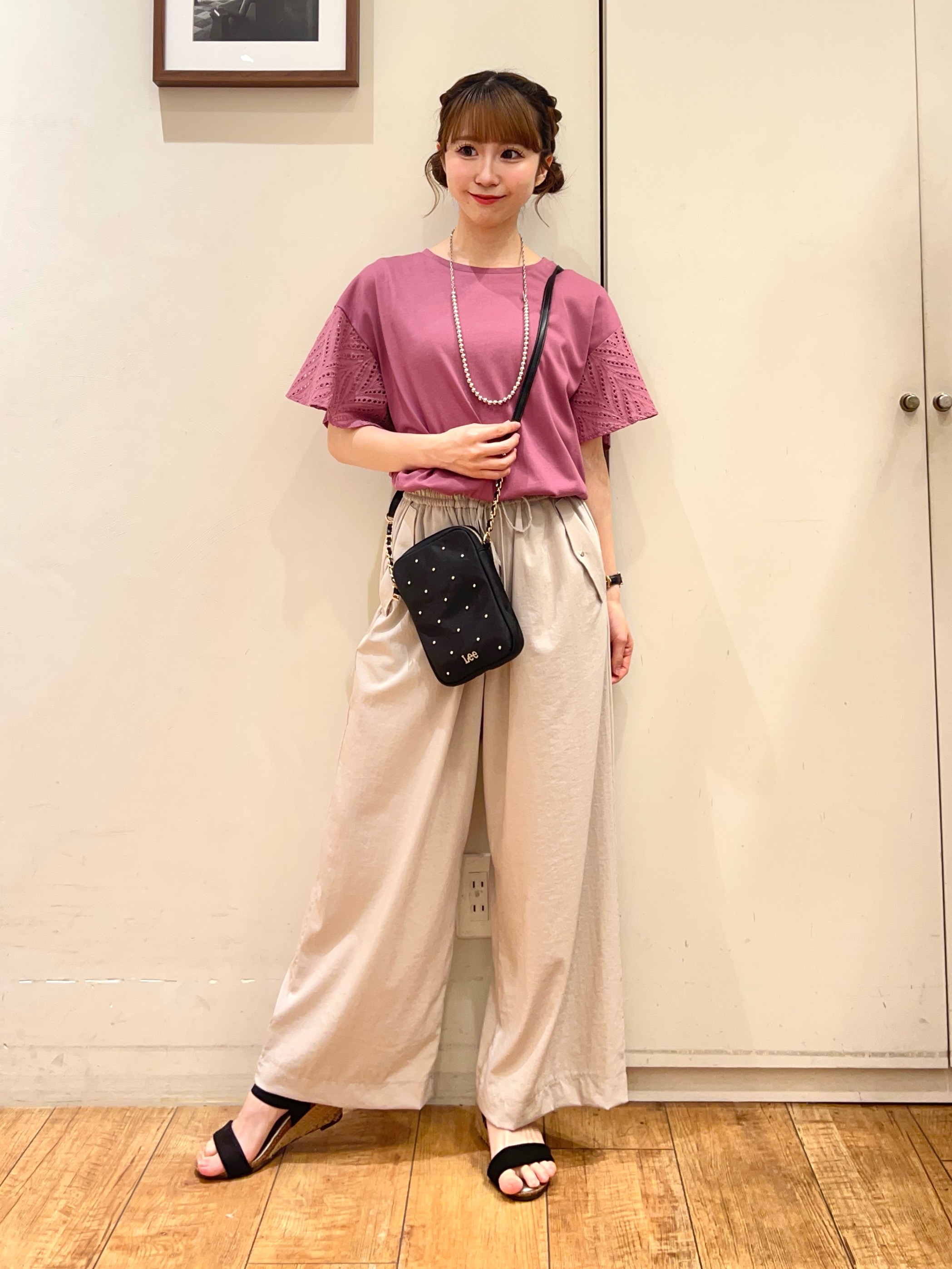 AIRIさんの「SHOO･LA･RUE｜【汗じみ防止/ひんやり/体型カバー】真夏の味方。 汗じみが気になりにくい お袖レースフレアTシャツ」を使ったコーディネート