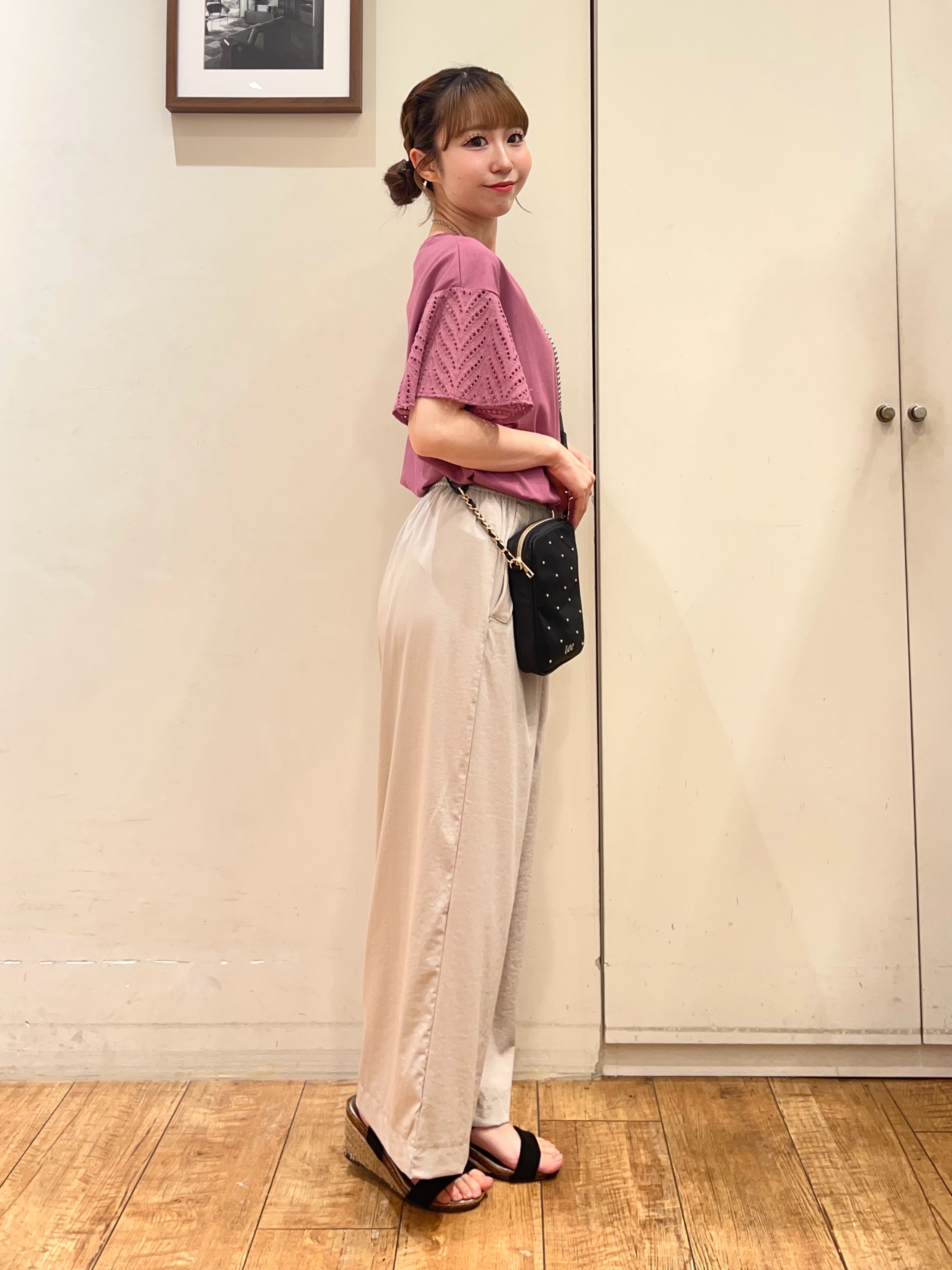 AIRIさんの「SHOO･LA･RUE｜【汗じみ防止/ひんやり/体型カバー】真夏の味方。 汗じみが気になりにくい お袖レースフレアTシャツ」を使ったコーディネート