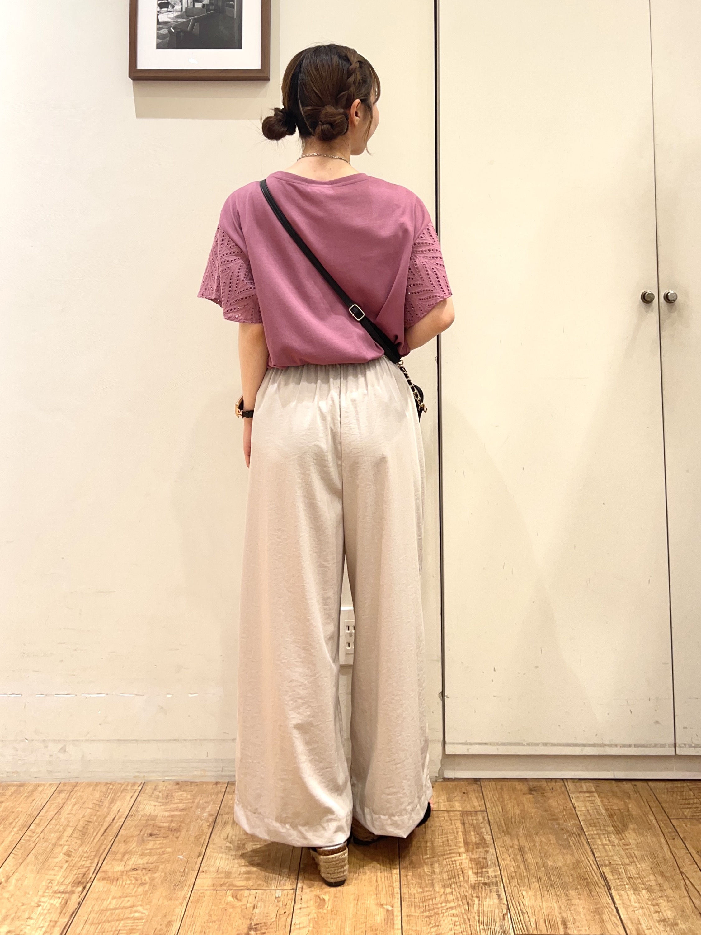 AIRIさんの「SHOO･LA･RUE｜【汗じみ防止/ひんやり/体型カバー】真夏の味方。 汗じみが気になりにくい お袖レースフレアTシャツ」を使ったコーディネート