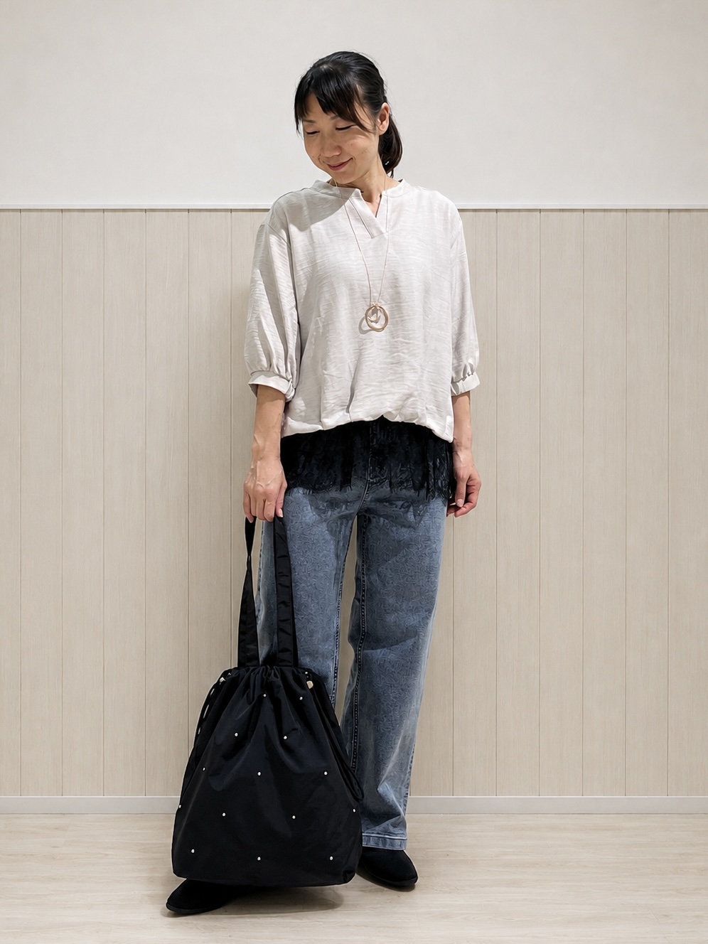 まつみさんの「SHOO･LA･RUE｜【S-LL】裾レースで女性らしさをプラス レイヤード風 タックスキッパーブラウス」を使ったコーディネート