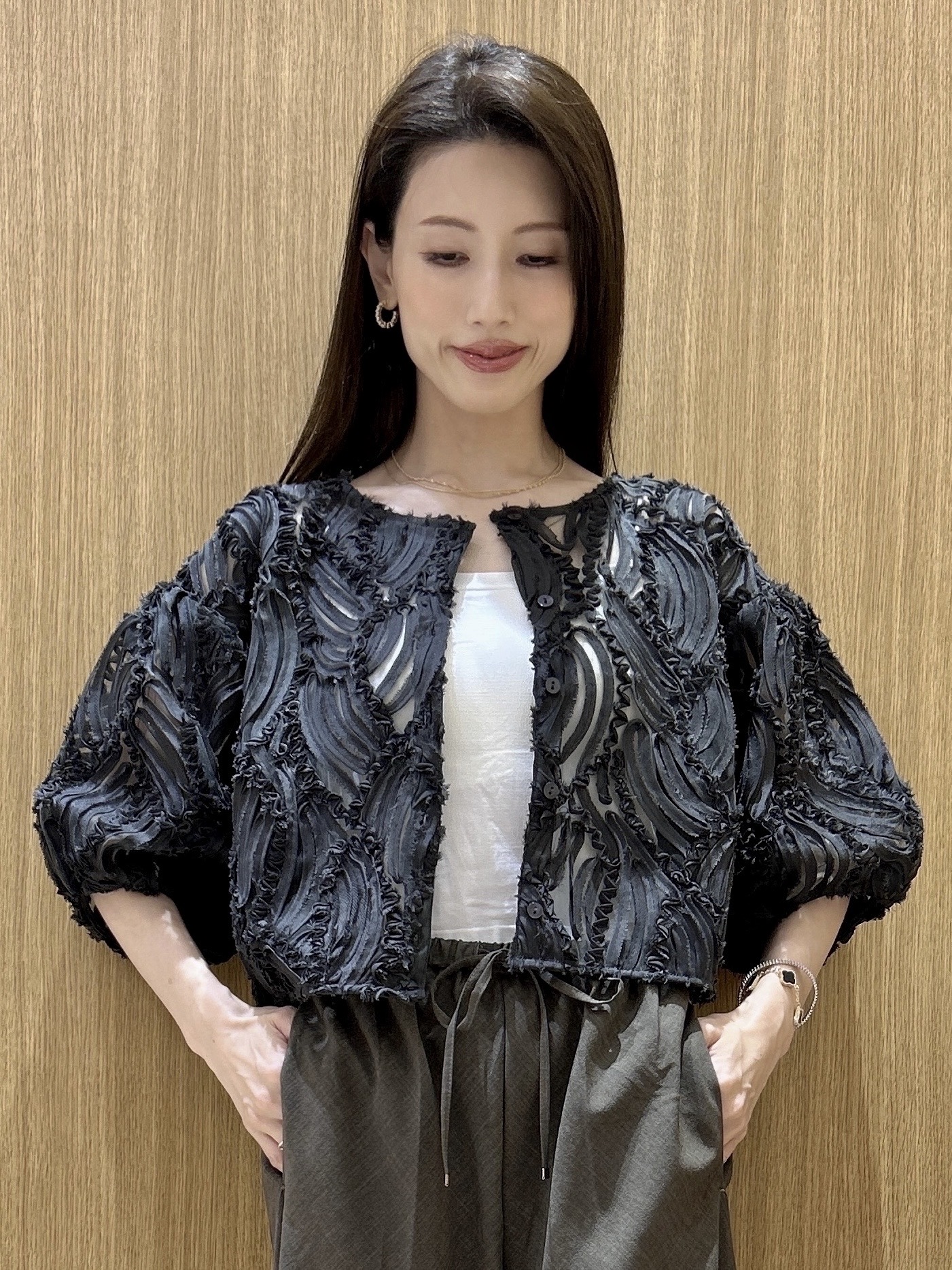 maiさんの「OPAQUE.CLIP｜立体レースボリュームスリーブブラウス【洗える】」を使ったコーディネート