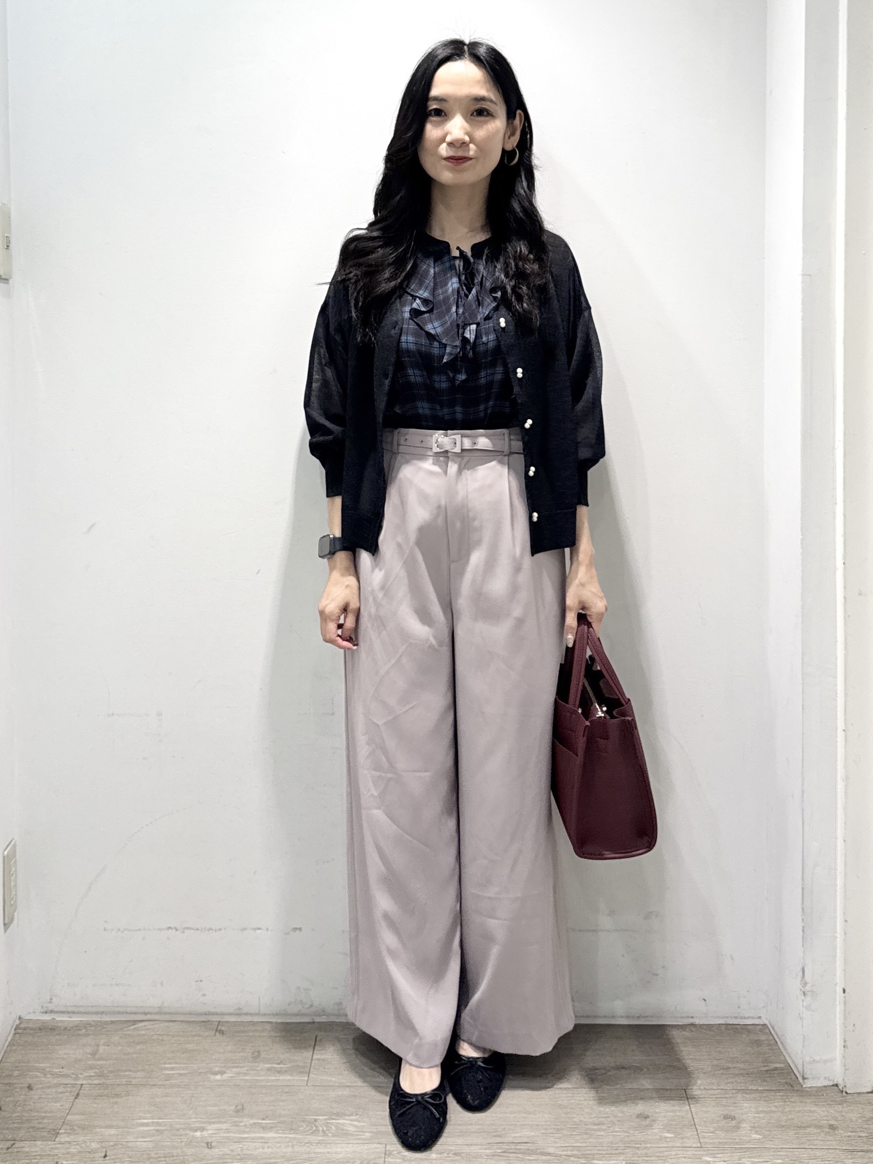 yuicciさんの「OPAQUE.CLIP｜【上品な透け感】ダブルパール調釦 愛されシアーカーディガン」を使ったコーディネート