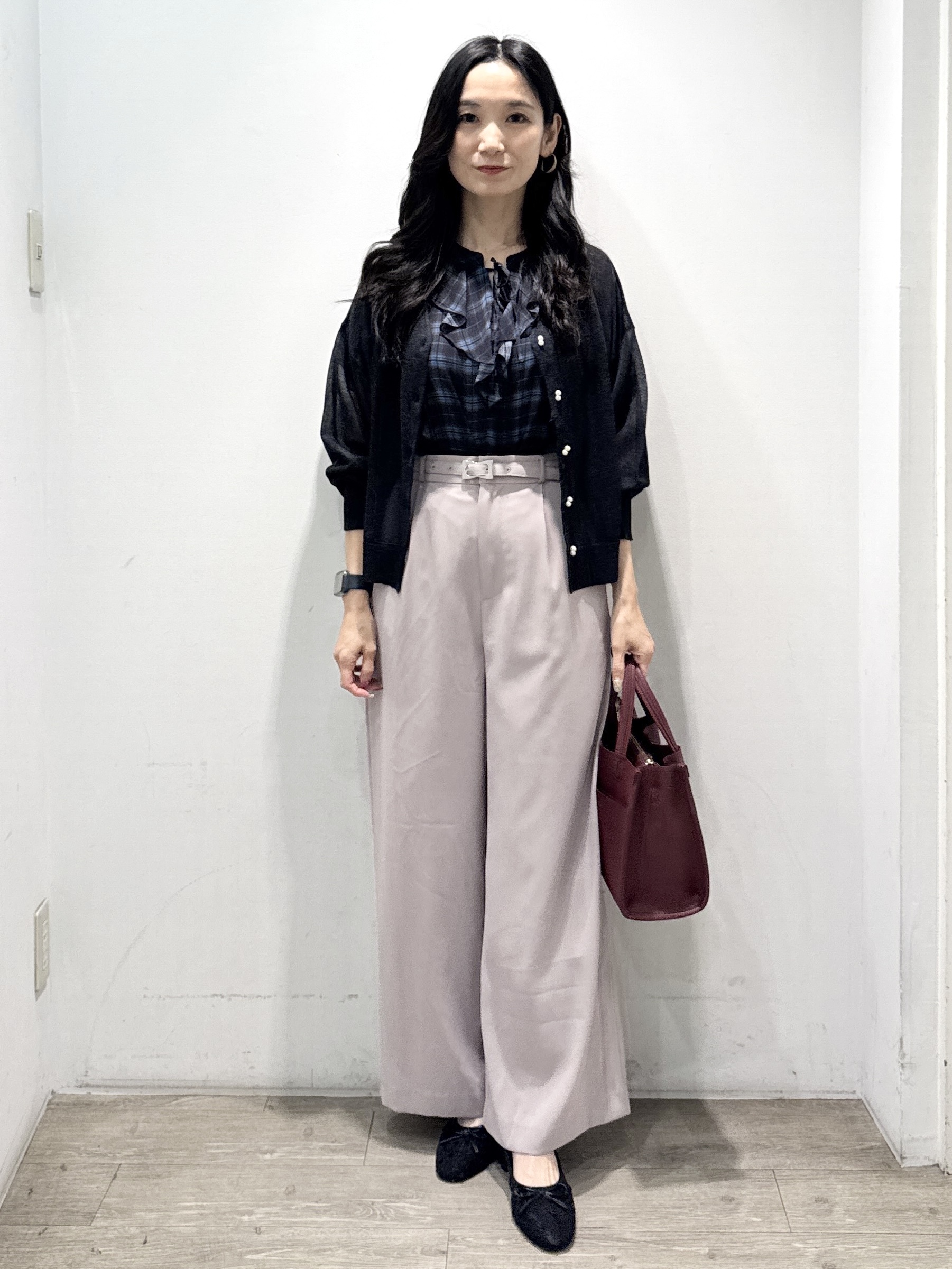 yuicciさんの「OPAQUE.CLIP｜【上品な透け感】ダブルパール調釦 愛されシアーカーディガン」を使ったコーディネート