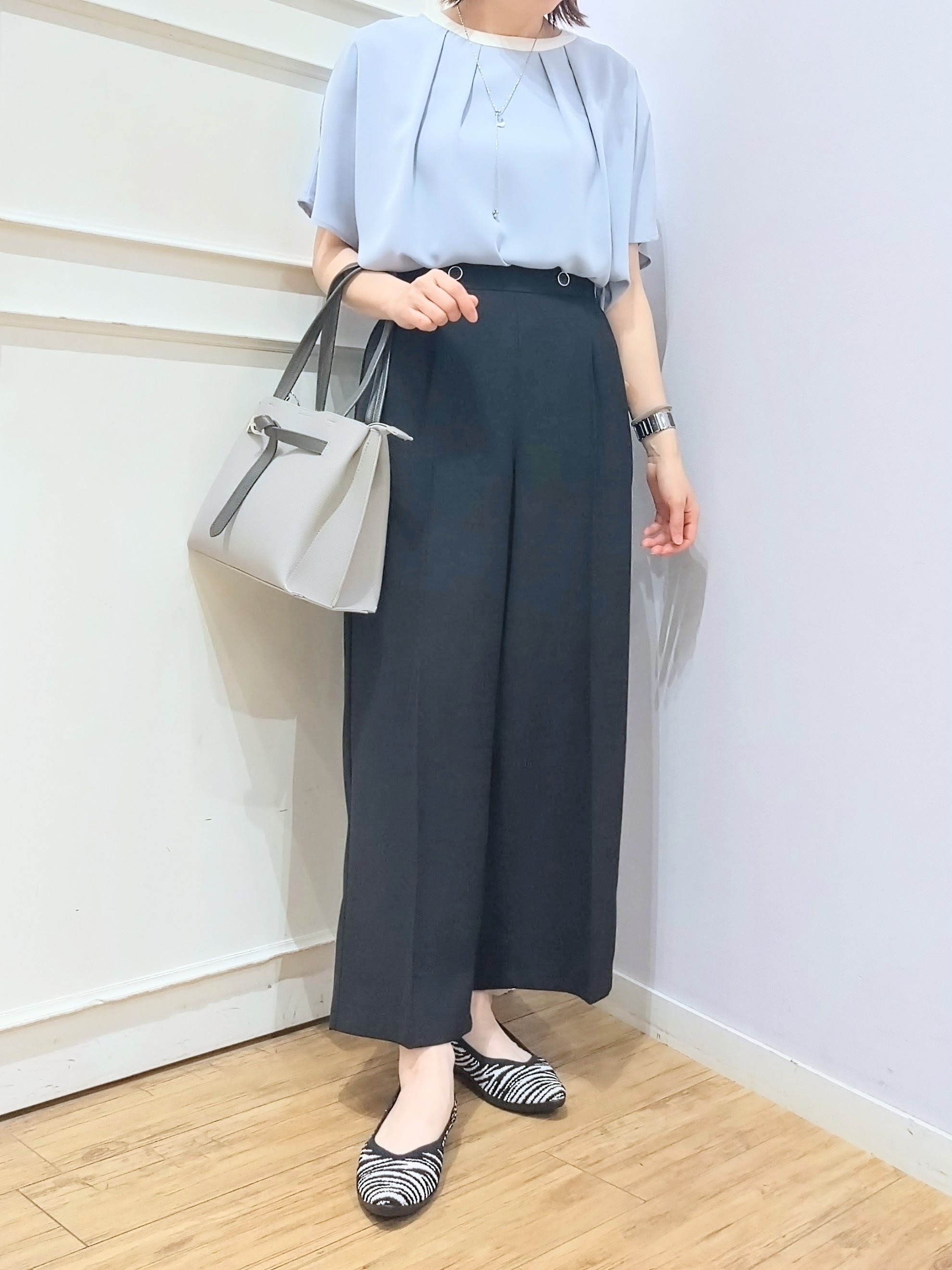 miomioさんの「SHOO･LA･RUE｜【ひんやり/UV/通勤】洗濯後しわになりにくい 上品配色ブラウス」を使ったコーディネート
