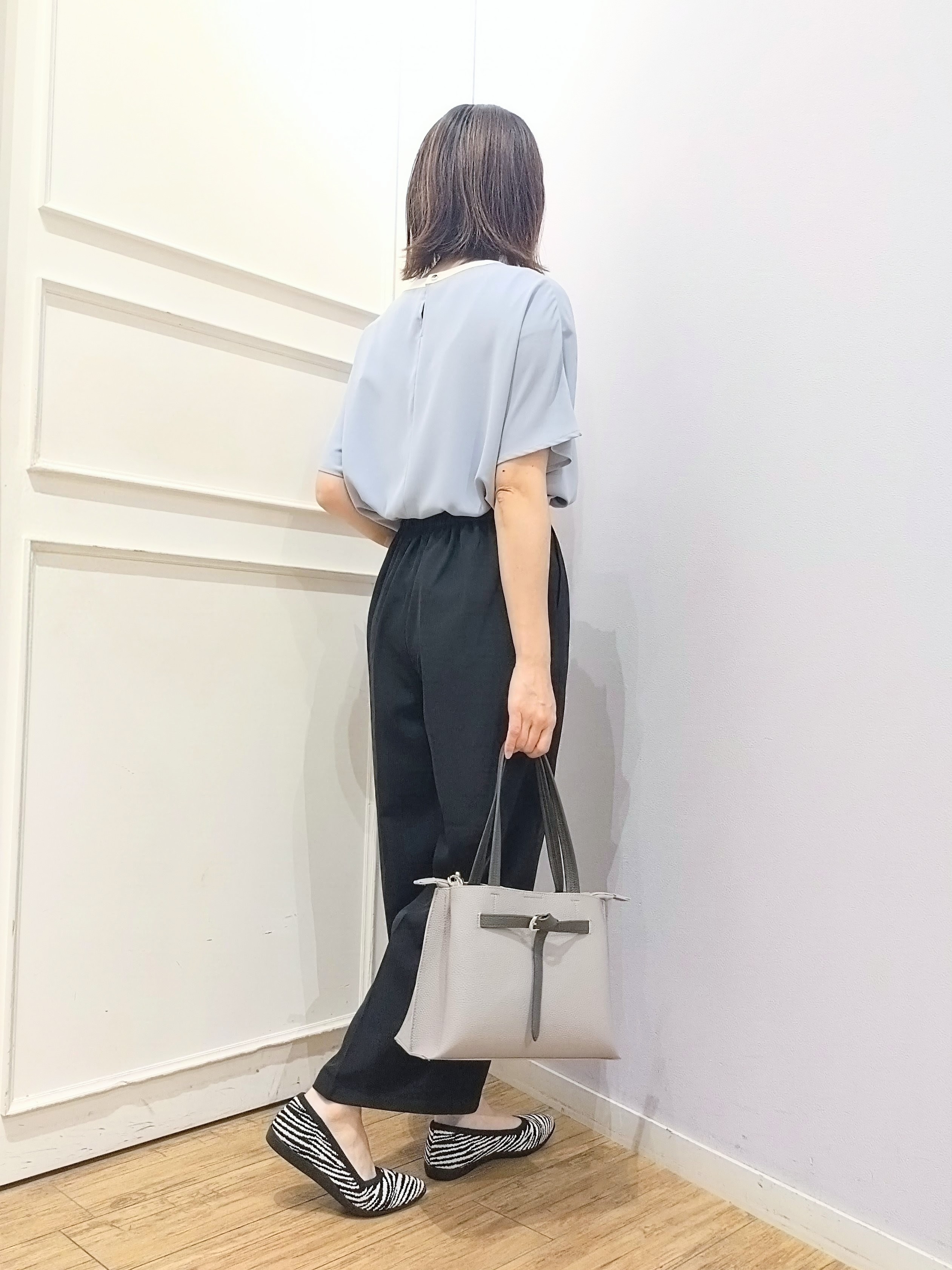 miomioさんの「SHOO･LA･RUE｜【ひんやり/UV/通勤】洗濯後しわになりにくい 上品配色ブラウス」を使ったコーディネート