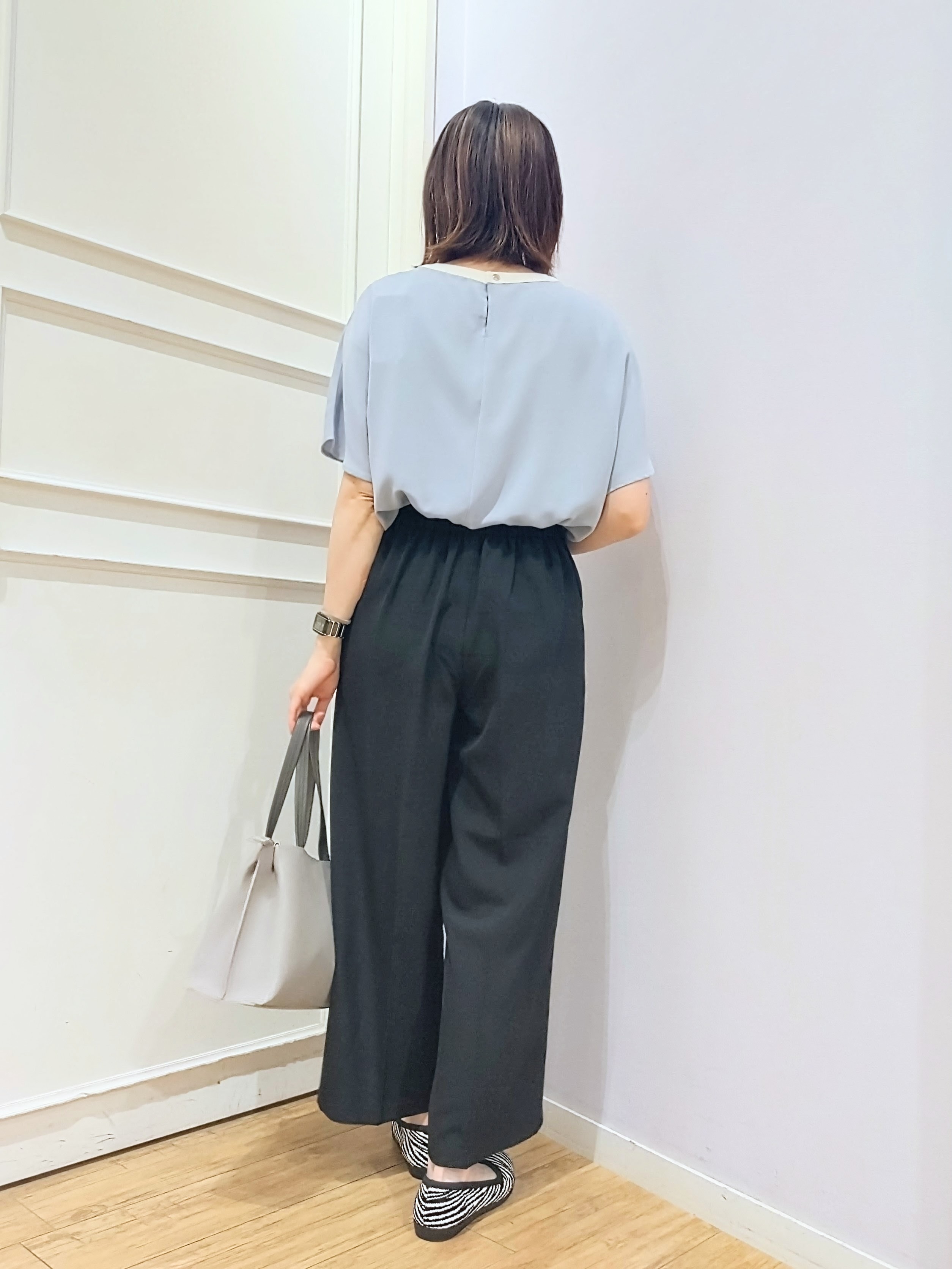 miomioさんの「SHOO･LA･RUE｜【ひんやり/UV/通勤】洗濯後しわになりにくい 上品配色ブラウス」を使ったコーディネート