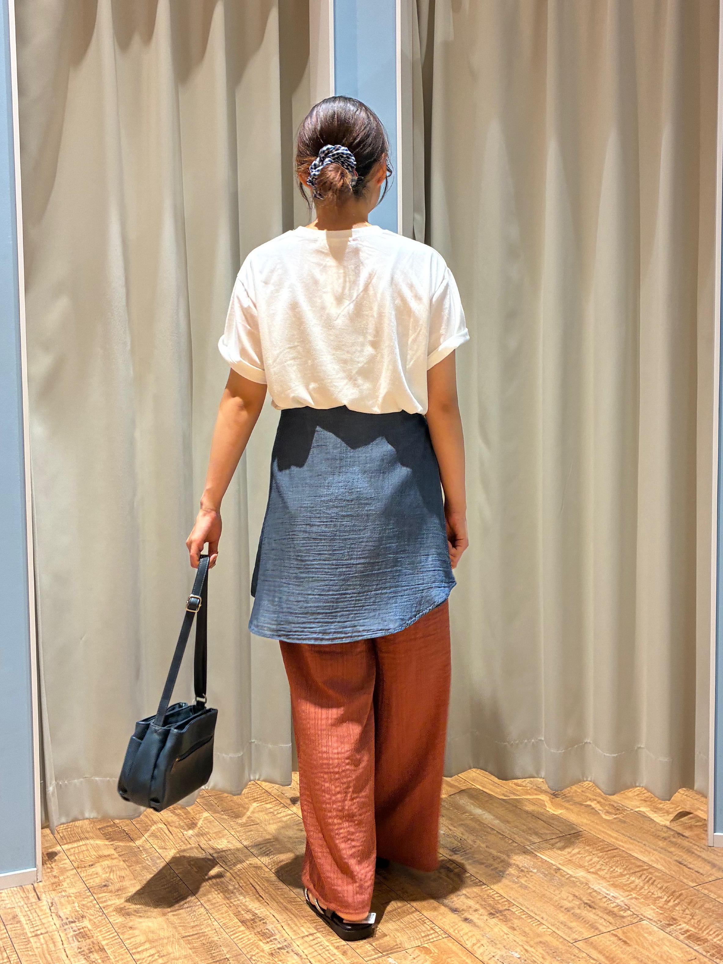 もんちゃんさんの「SHOO･LA･RUE｜【綿100%/UV/S-LL/体型カバー】優しく透ける 柔らかシアーデニムシャツ」を使ったコーディネート