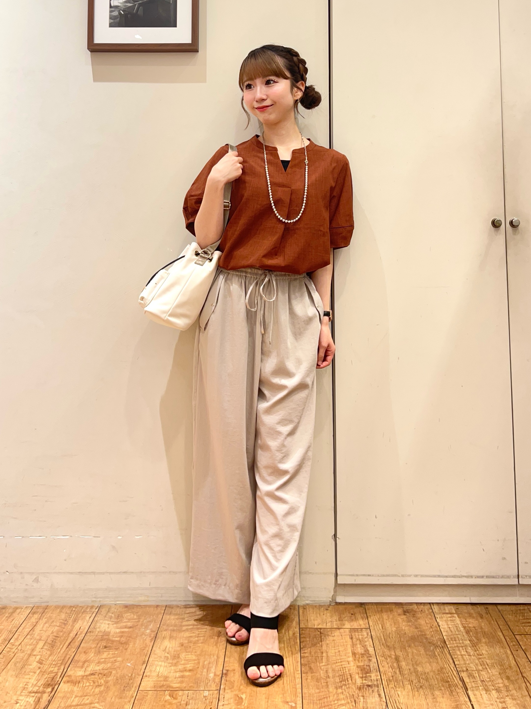 AIRIさんの「SHOO･LA･RUE｜【洗濯後しわになりにくい/インせずきまる】お袖のハシゴレースで涼やかに 麻調スキッパーブラウス」を使ったコーディネート