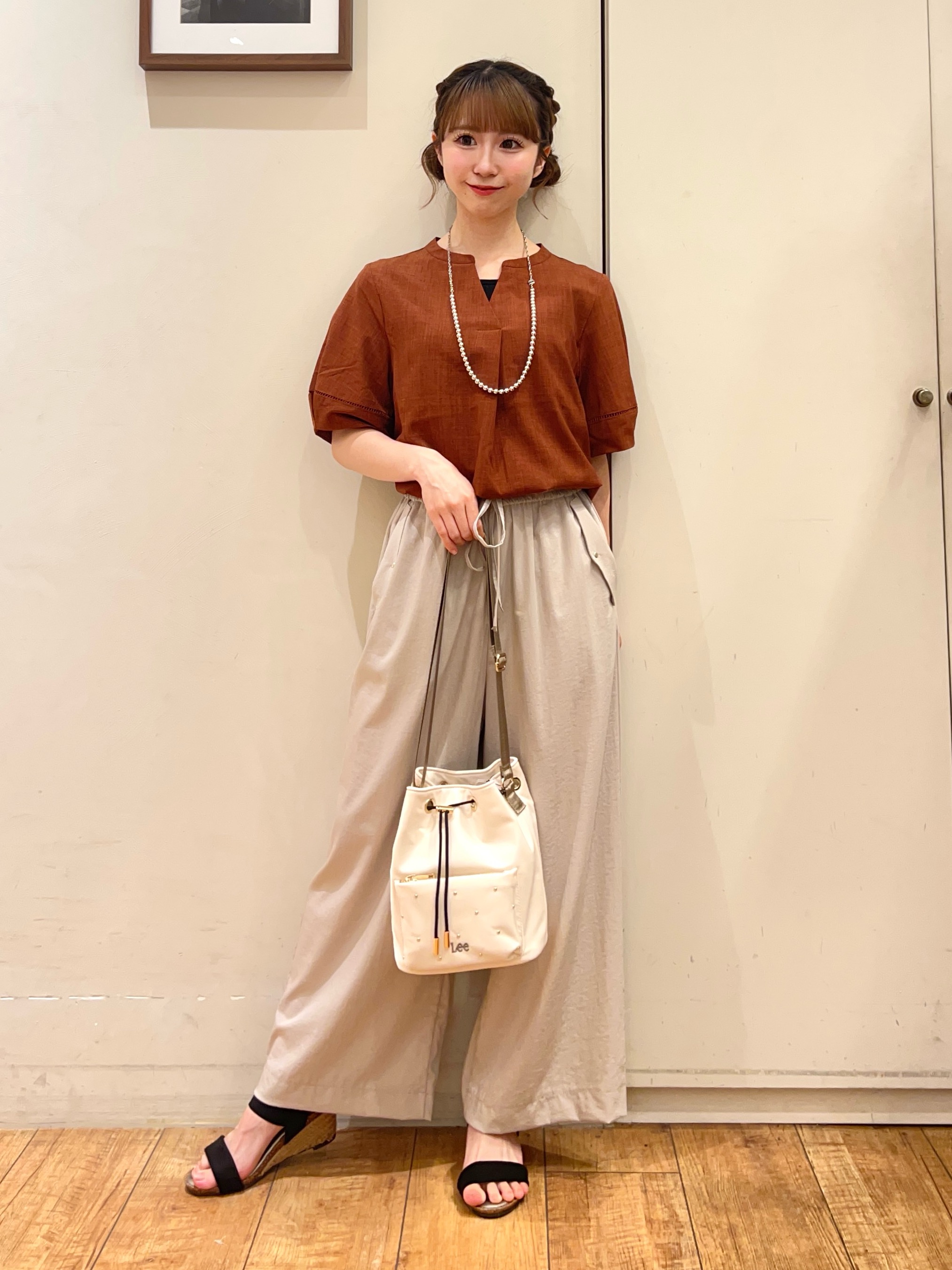 AIRIさんの「SHOO･LA･RUE｜【洗濯後しわになりにくい/インせずきまる】お袖のハシゴレースで涼やかに 麻調スキッパーブラウス」を使ったコーディネート