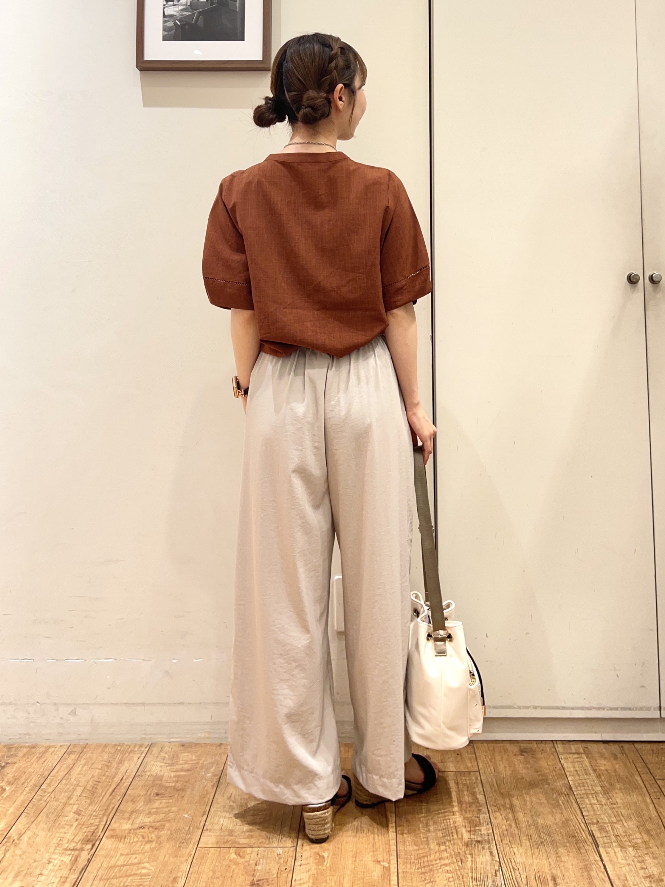 AIRIさんの「SHOO･LA･RUE｜【洗濯後しわになりにくい/インせずきまる】お袖のハシゴレースで涼やかに 麻調スキッパーブラウス」を使ったコーディネート