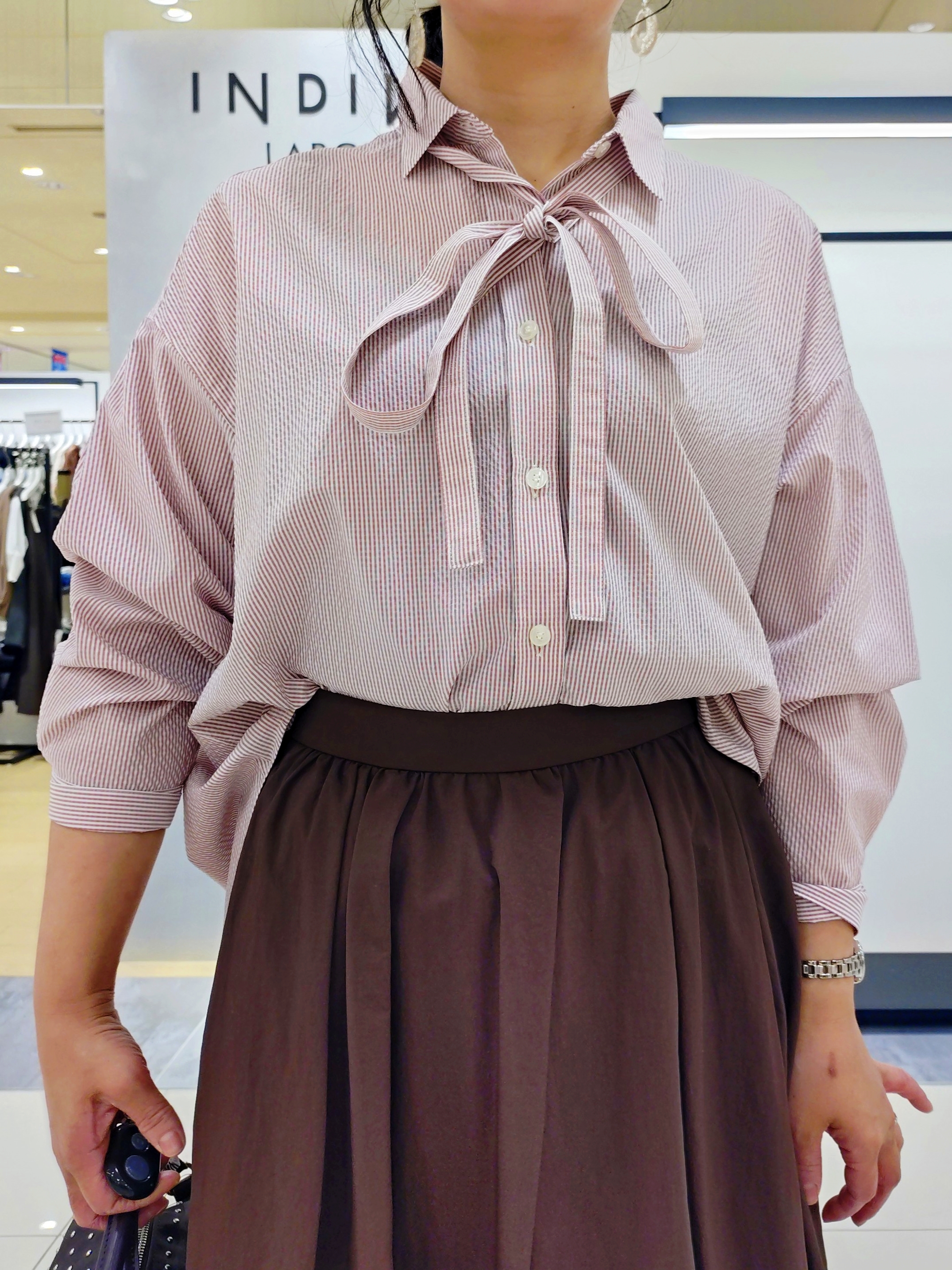TOMOMIさんの「INDIVI｜【撥水／裏地なし軽量】ギャザーボリュームスカート」を使ったコーディネート