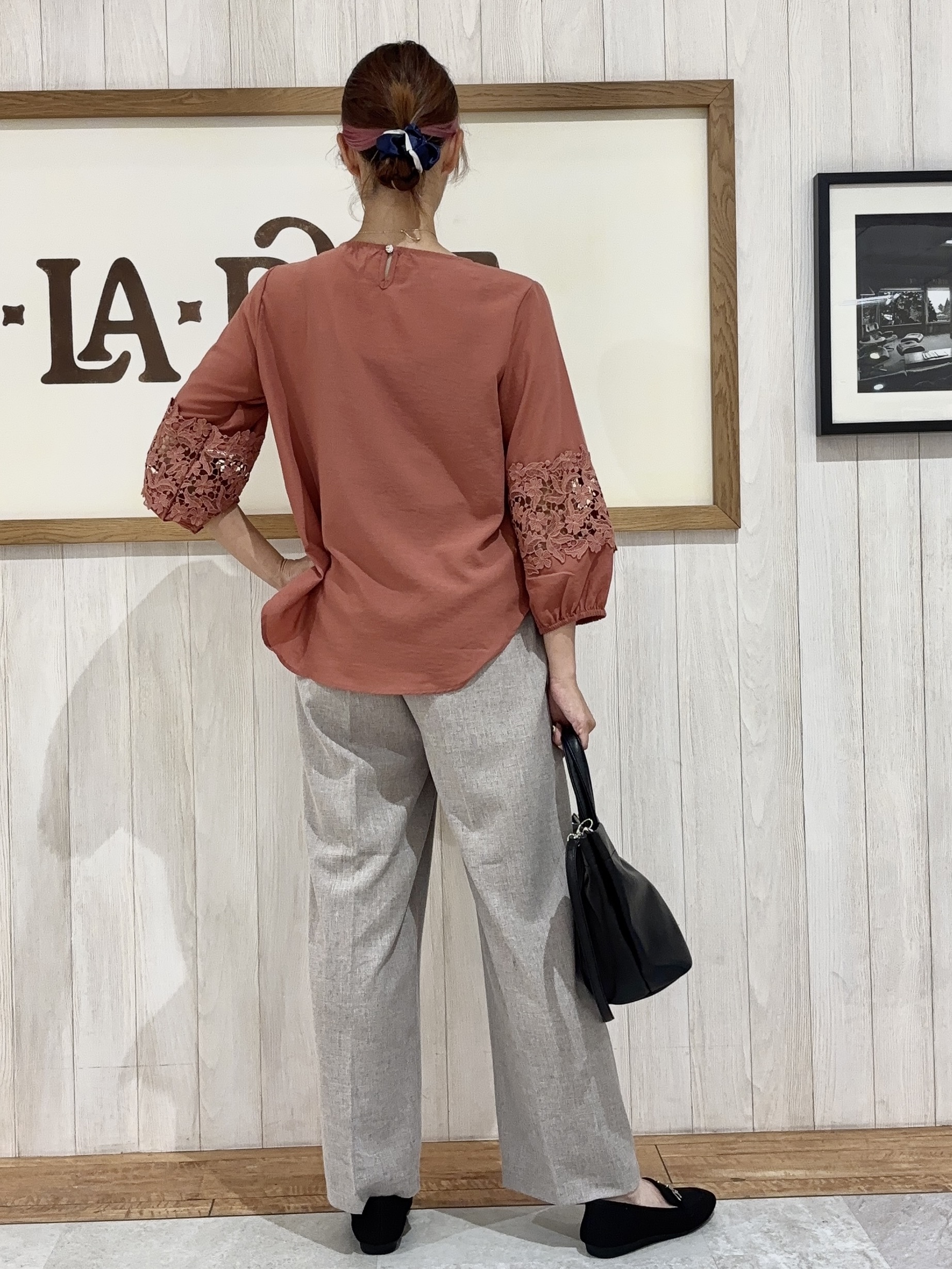 みきぽんさんの「SHOO･LA･RUE｜【洗濯機可/S-LL/洗濯後しわになりにくい】インせず決まる お袖レースデザインブラウス」を使ったコーディネート