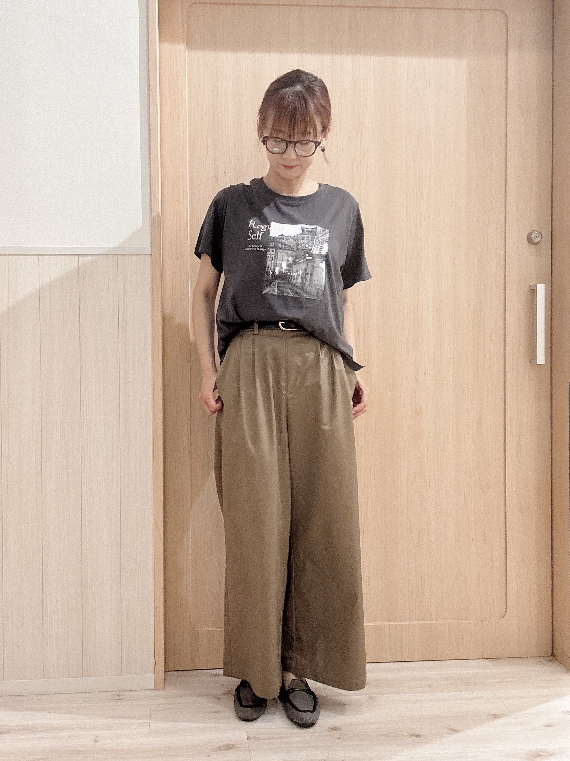 モカさんの「SHOO･LA･RUE｜【綿100%/UV/S-LL/体型カバー】優しく透ける 柔らかシアーデニムシャツ」を使ったコーディネート