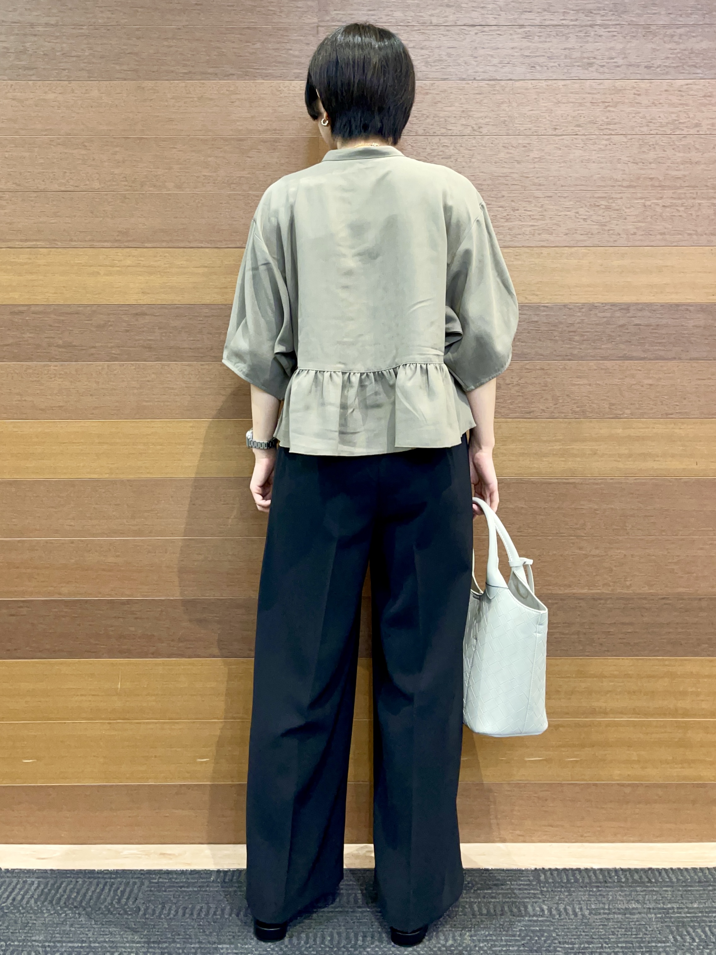 umiさんの「OPAQUE.CLIP｜【UV／接触冷感／吸水速乾】フリルペプラムブラウス《防シワ／洗濯機OK》」を使ったコーディネート