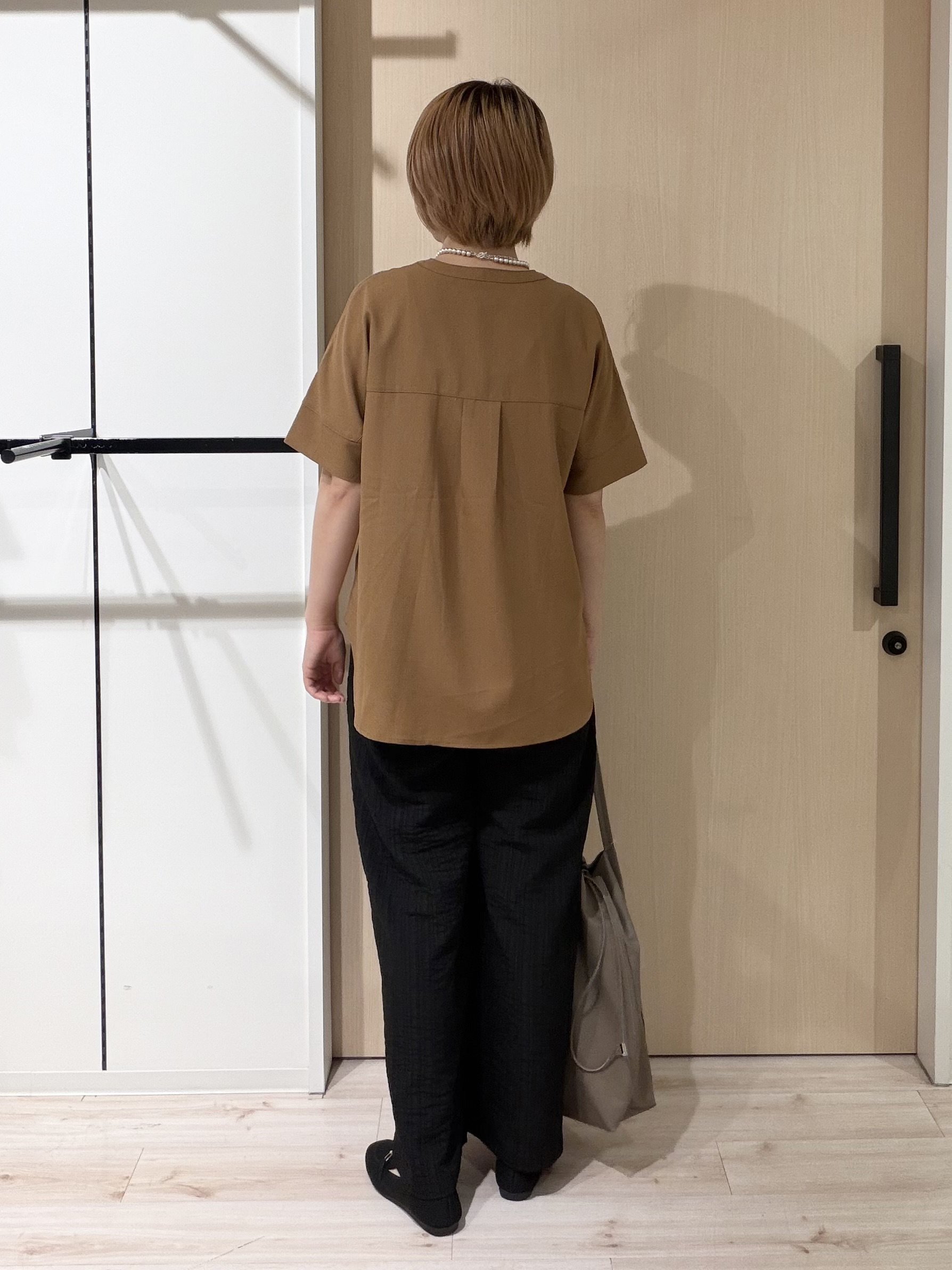 ひらしーさんの「SHOO･LA･RUE｜【洗濯後しわになりにくい/ひんやり/UV/吸水速乾】Wポケットが目を引く オンオフ使えるスキッパーブ」を使ったコーディネート