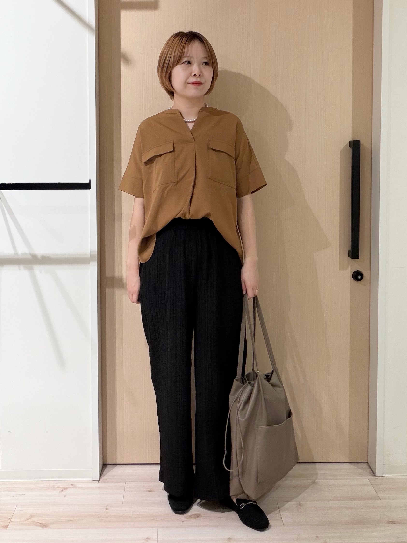 ひらしーさんの「SHOO･LA･RUE｜【洗濯後しわになりにくい/ひんやり/UV/吸水速乾】Wポケットが目を引く オンオフ使えるスキッパーブ」を使ったコーディネート