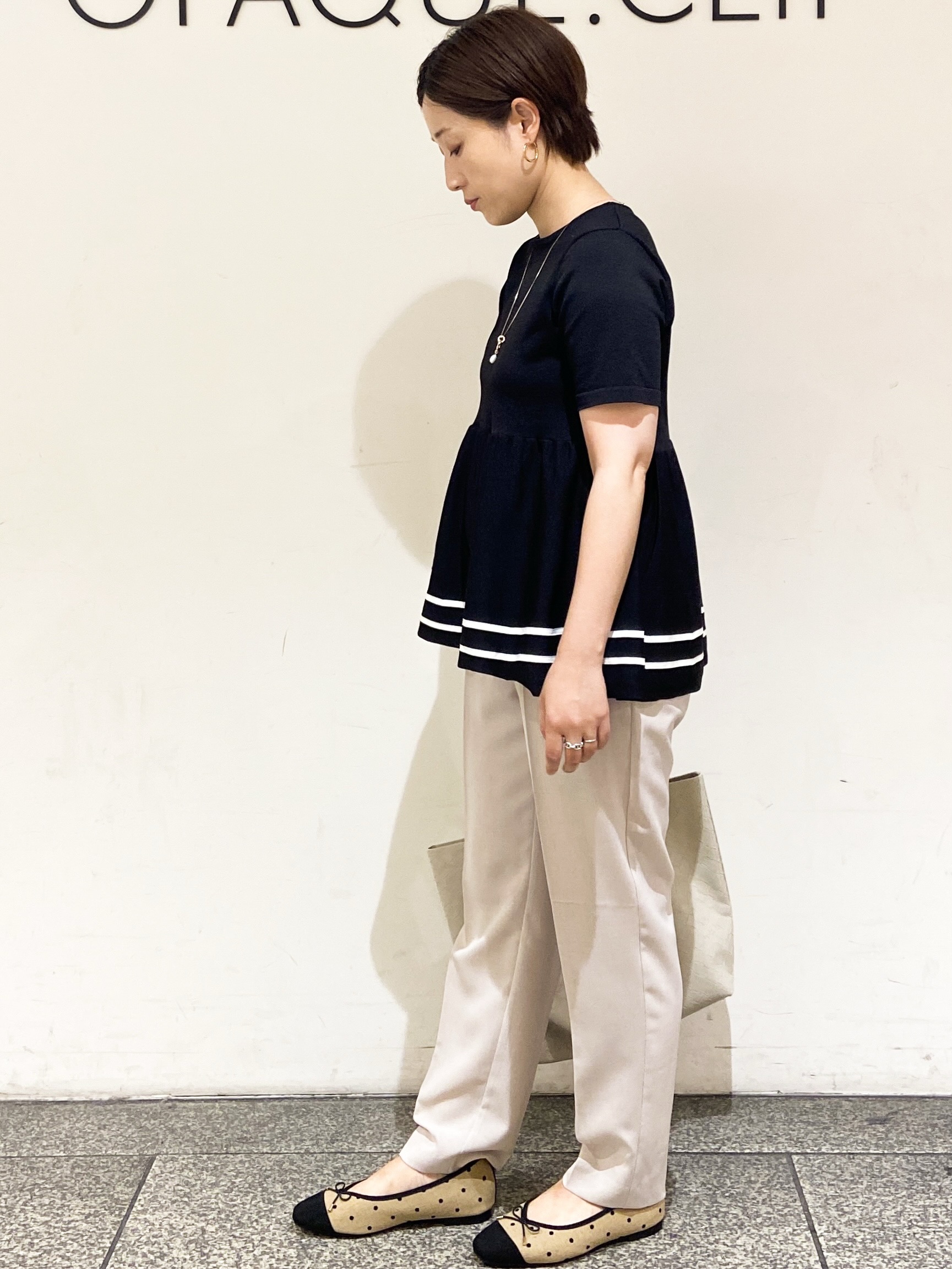 MIHOさんの「OPAQUE.CLIP｜【UVケア】裾ラインペプラムニット《洗濯機OK》」を使ったコーディネート