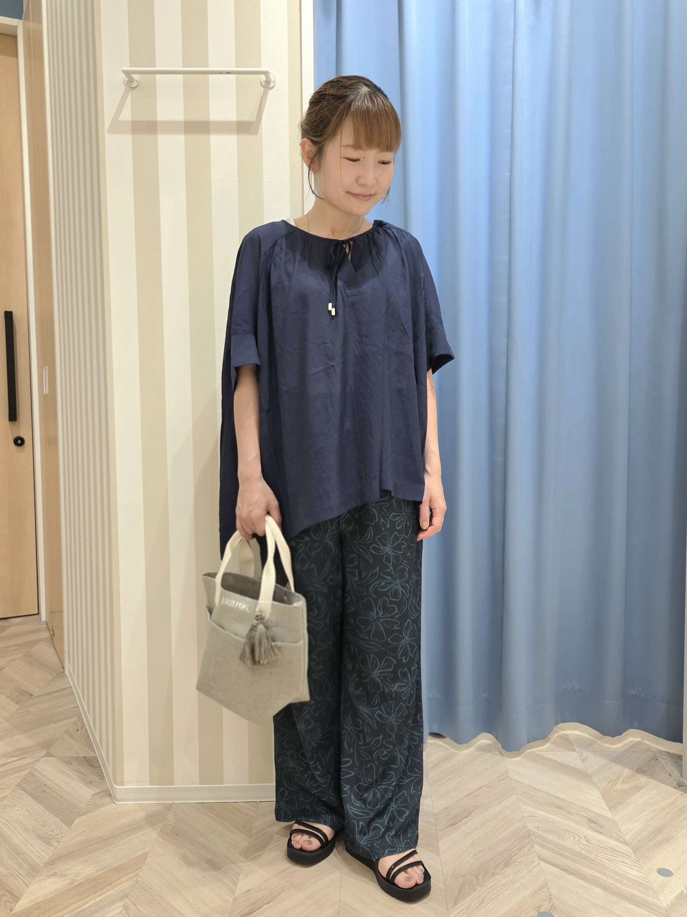 Ikumiさんの「SHOO･LA･RUE｜【2点セット/洗濯機可/インしないで着られる】大人の抜け感 リボン付きポンチョ風ブラウス＆タンクトッ」を使ったコーディネート
