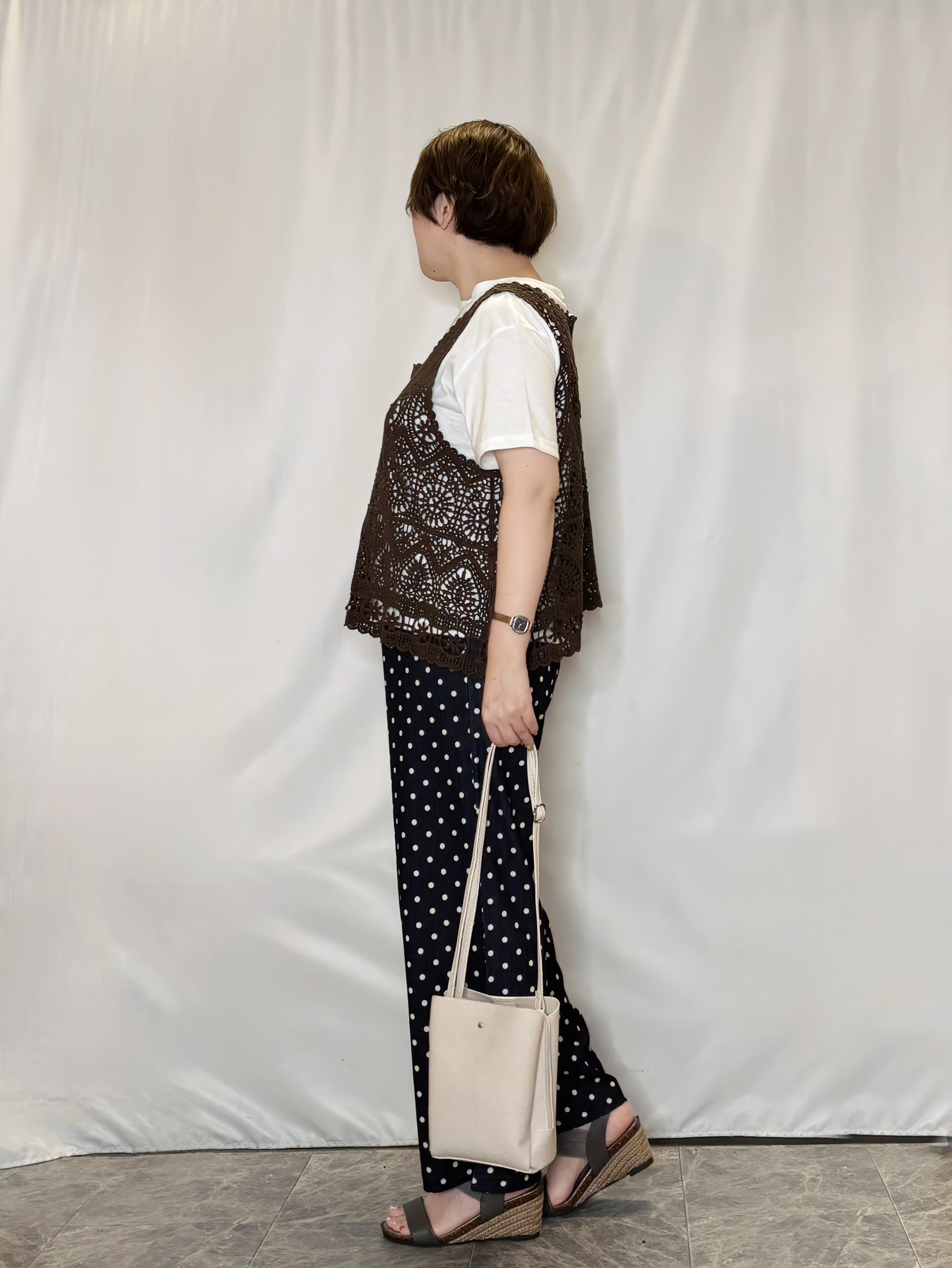 たみさんの「SHOO･LA･RUE｜【2点セット/体型カバー】クロシェ編みベスト+ロゴT」を使ったコーディネート