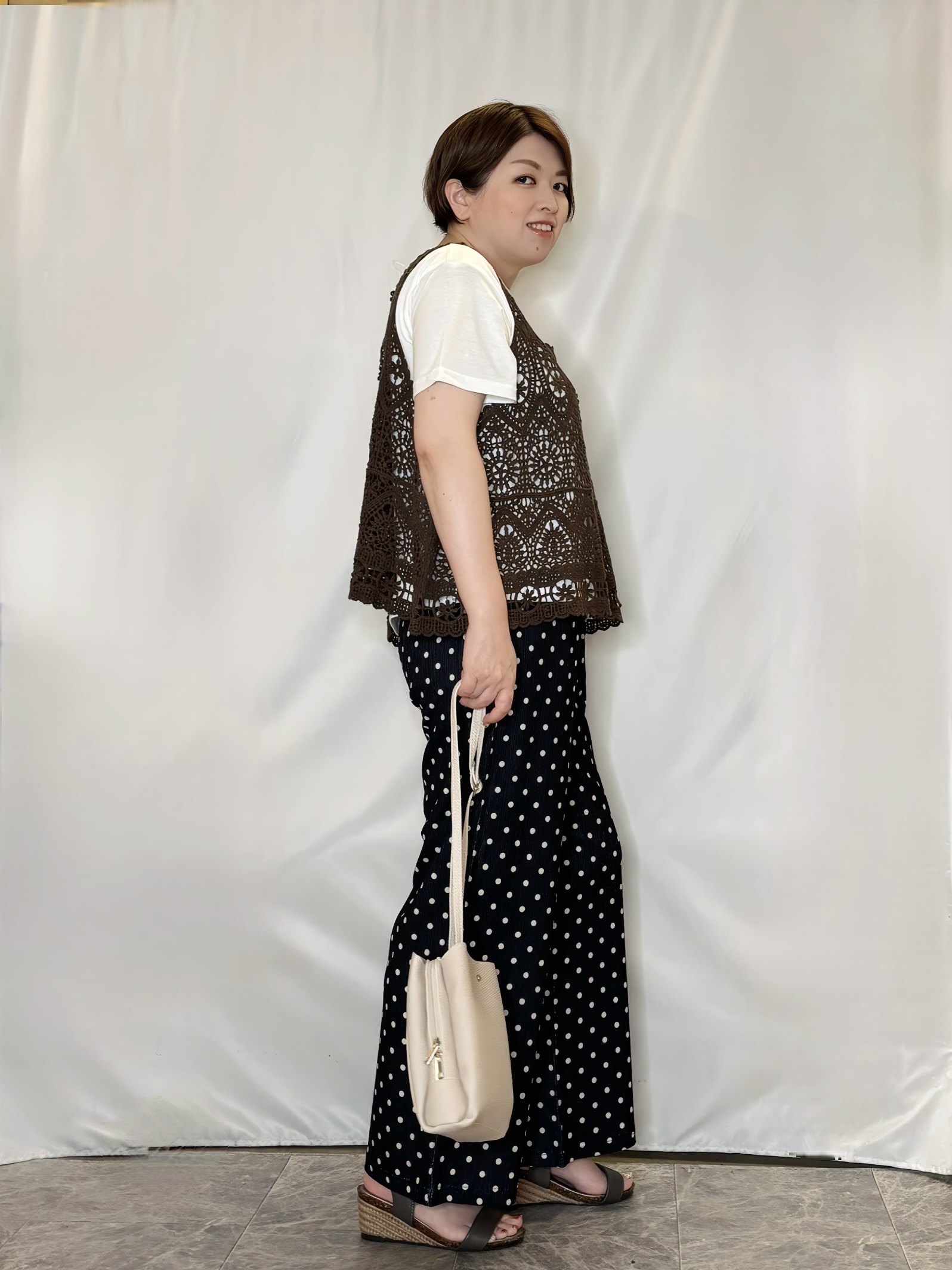 たみさんの「SHOO･LA･RUE｜【2点セット/体型カバー】クロシェ編みベスト+ロゴT」を使ったコーディネート