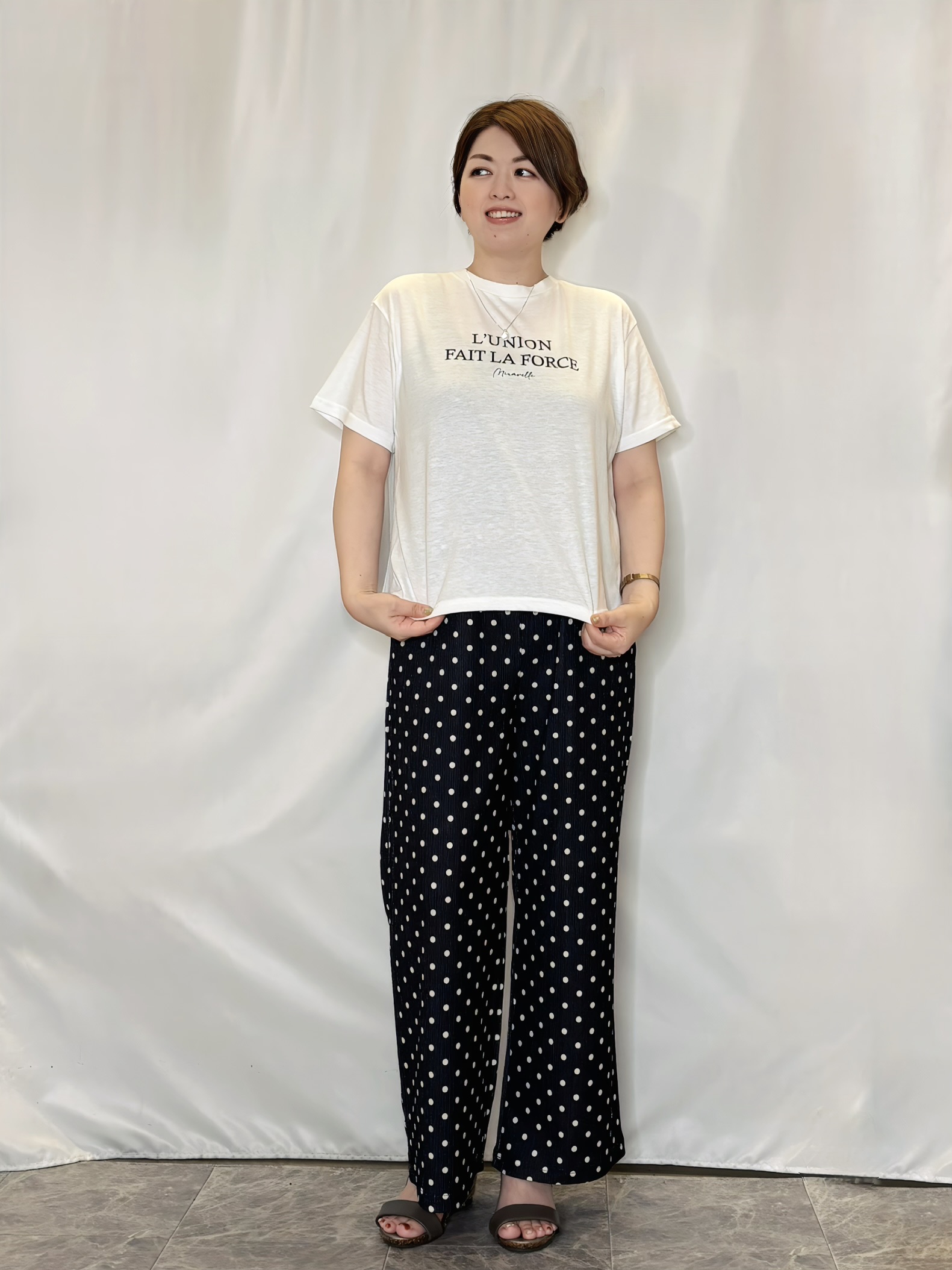 たみさんの「SHOO･LA･RUE｜【2点セット/体型カバー】クロシェ編みベスト+ロゴT」を使ったコーディネート
