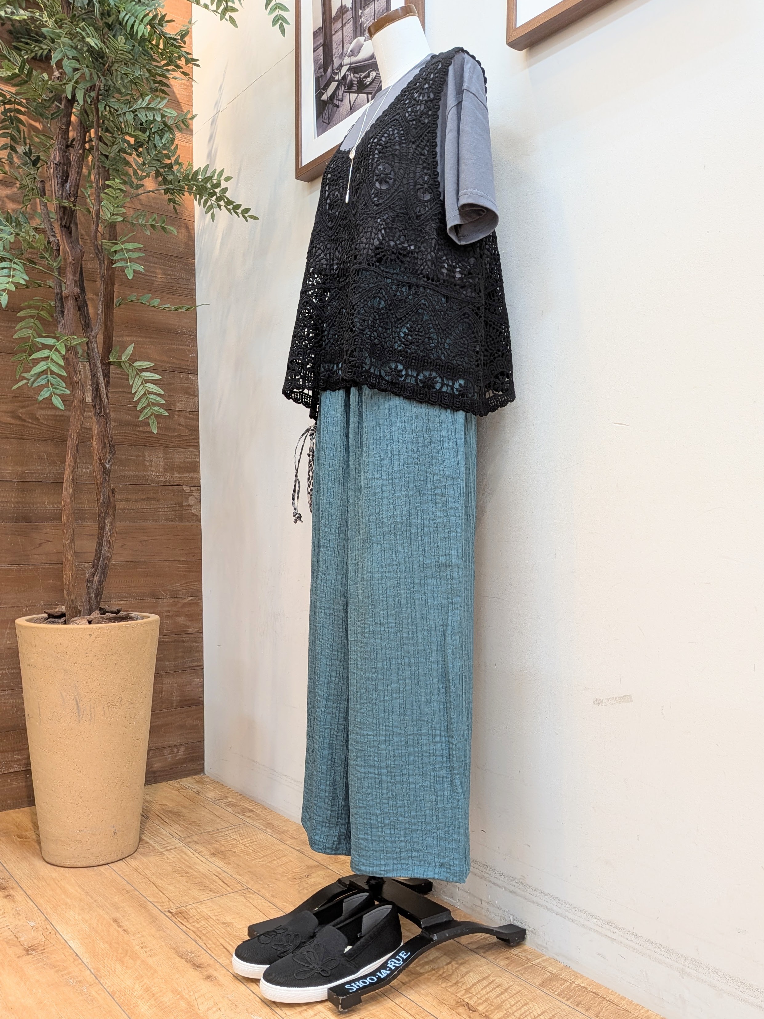 うっちーさんの「SHOO･LA･RUE｜【2点セット/体型カバー】クロシェ編みベスト+ロゴT」を使ったコーディネート
