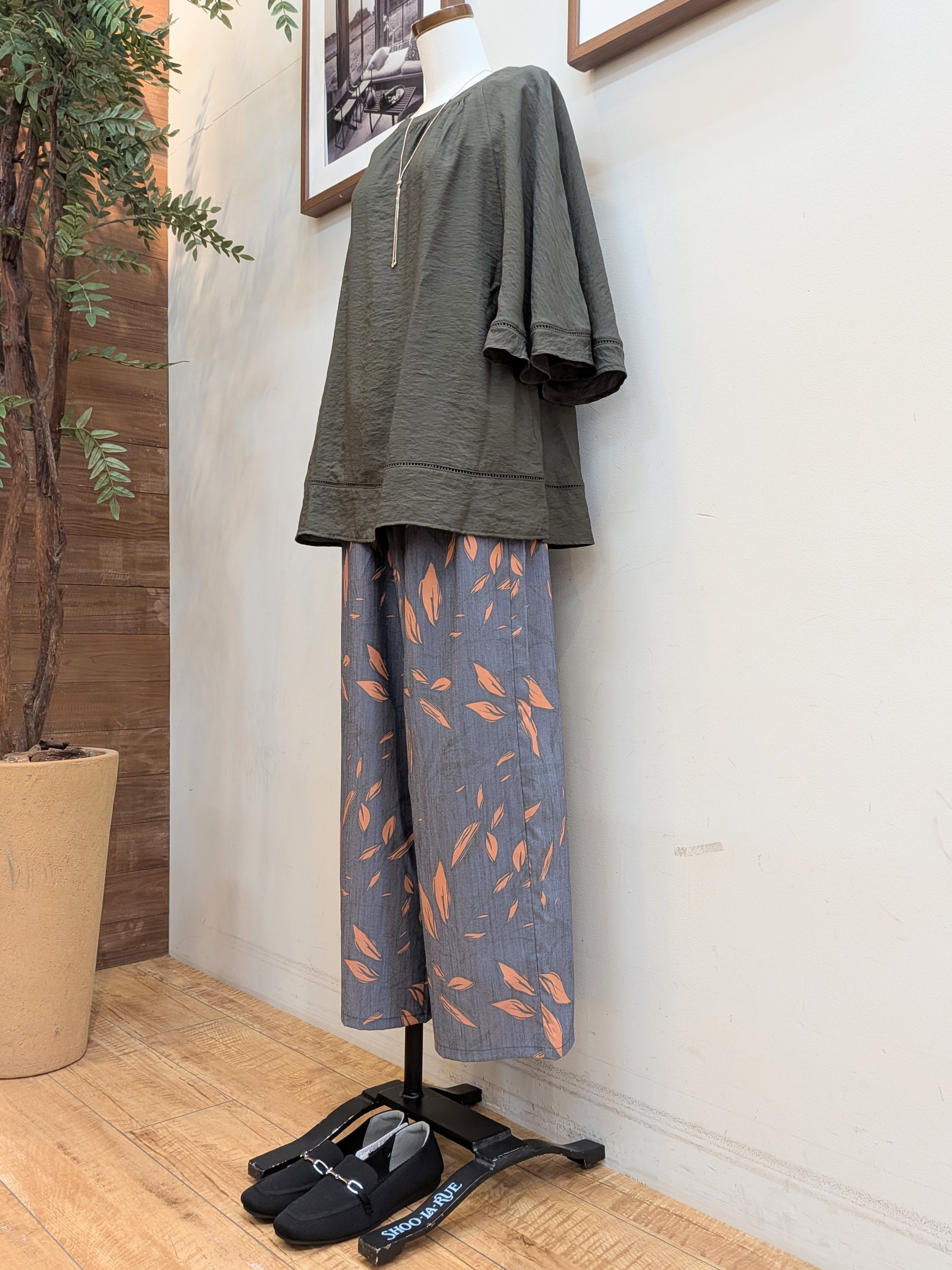 うっちーさんの「SHOO･LA･RUE｜【ひんやり/S-LL/体型カバー】はしごレースが涼し気な スラブポンチョ風ブラウス」を使ったコーディネート