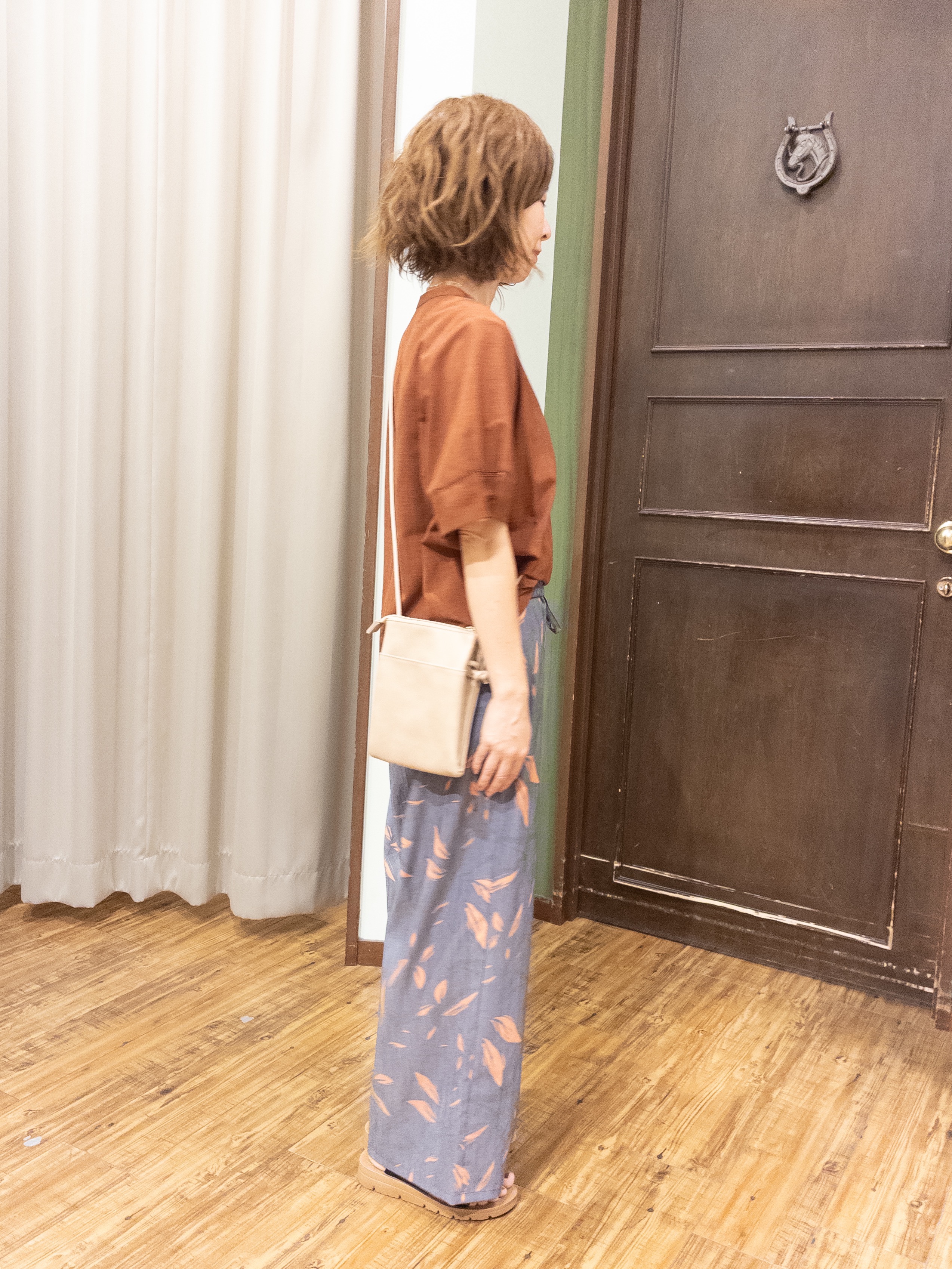 yukaさんの「SHOO･LA･RUE｜【洗濯後しわになりにくい/インせずきまる】お袖のハシゴレースで涼やかに 麻調スキッパーブラウス」を使ったコーディネート