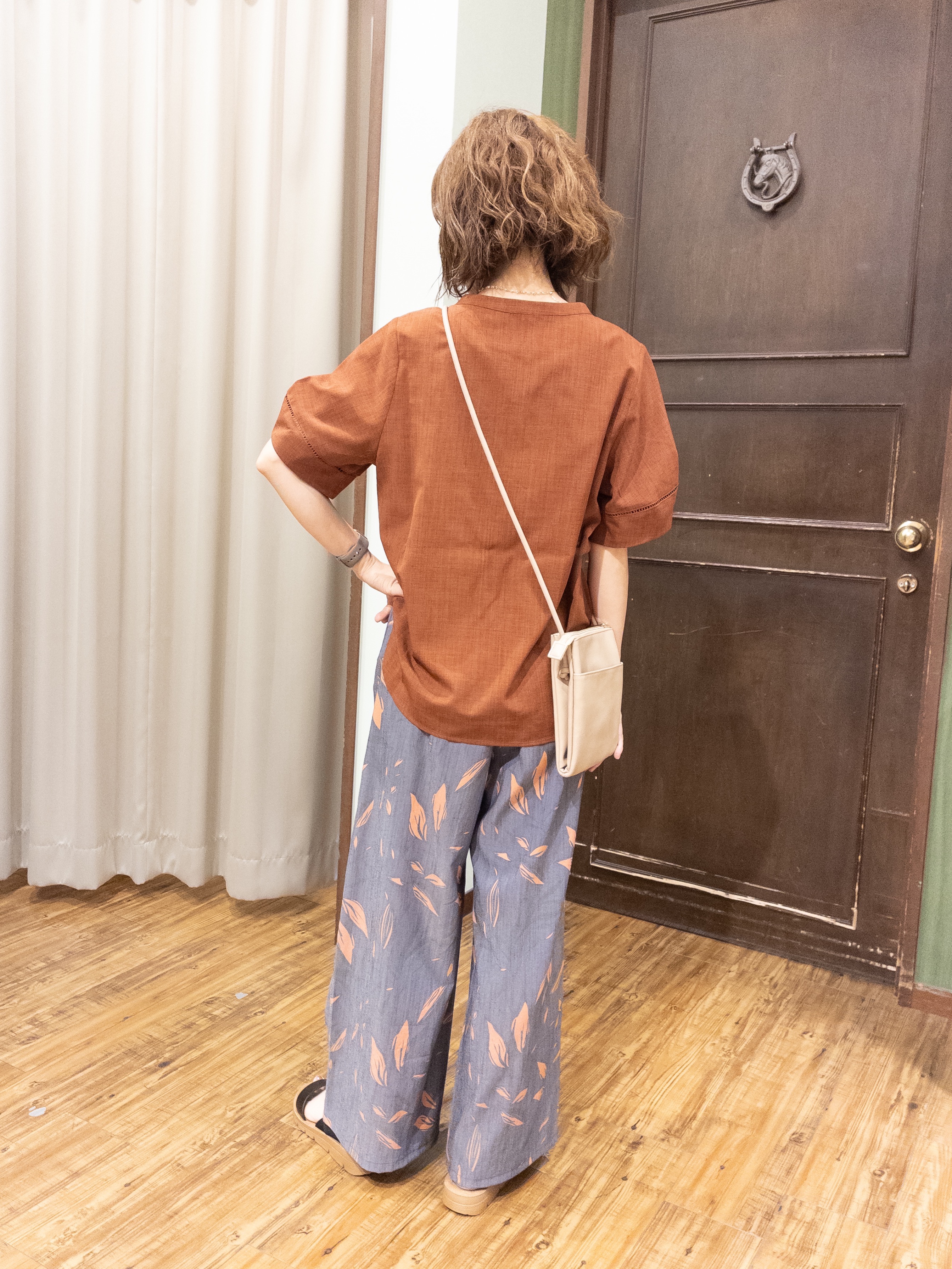 yukaさんの「SHOO･LA･RUE｜【洗濯後しわになりにくい/インせずきまる】お袖のハシゴレースで涼やかに 麻調スキッパーブラウス」を使ったコーディネート