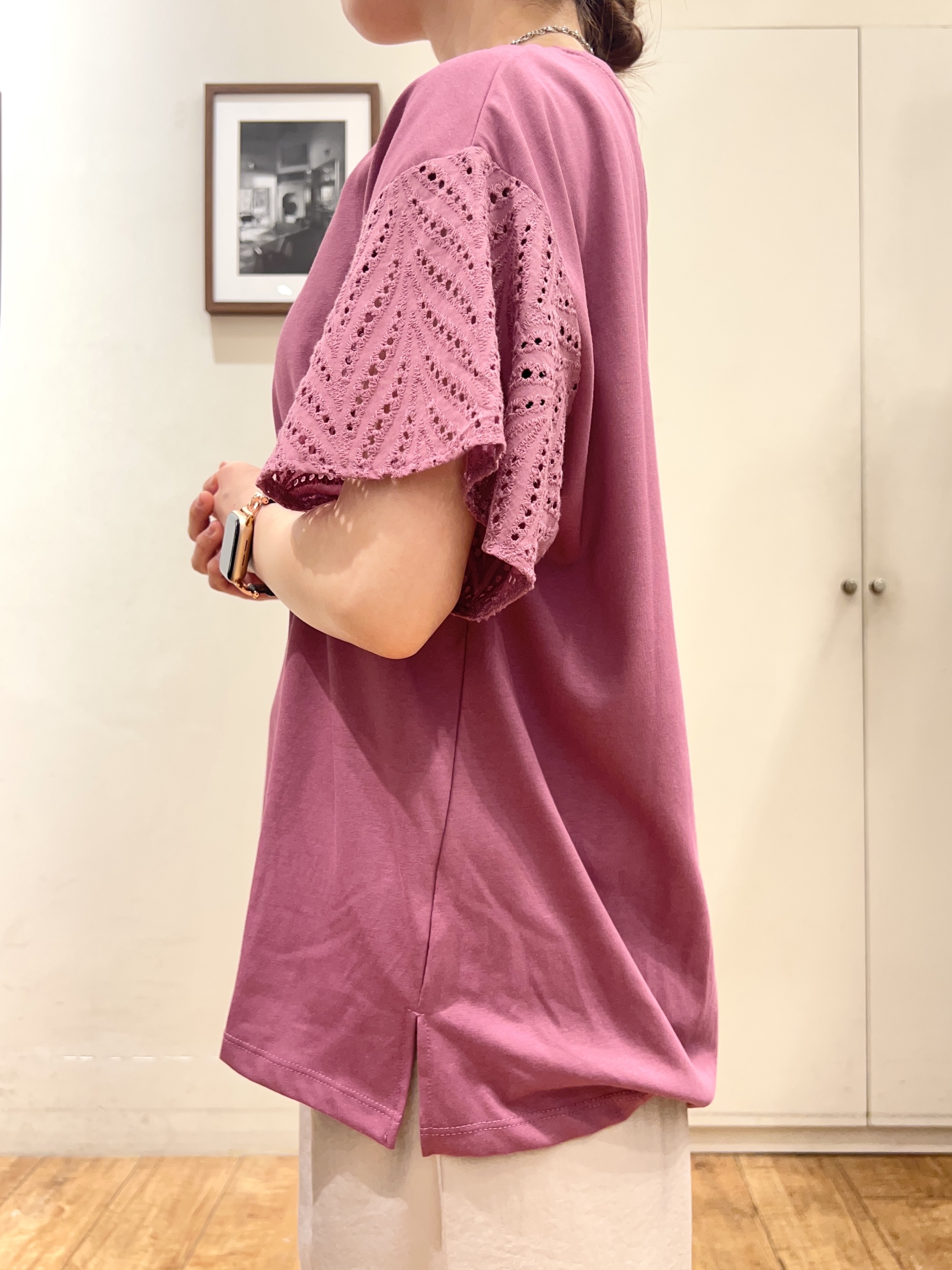 AIRIさんの「SHOO･LA･RUE｜【汗じみ防止/ひんやり/体型カバー】真夏の味方。 汗じみが気になりにくい お袖レースフレアTシャツ」を使ったコーディネート