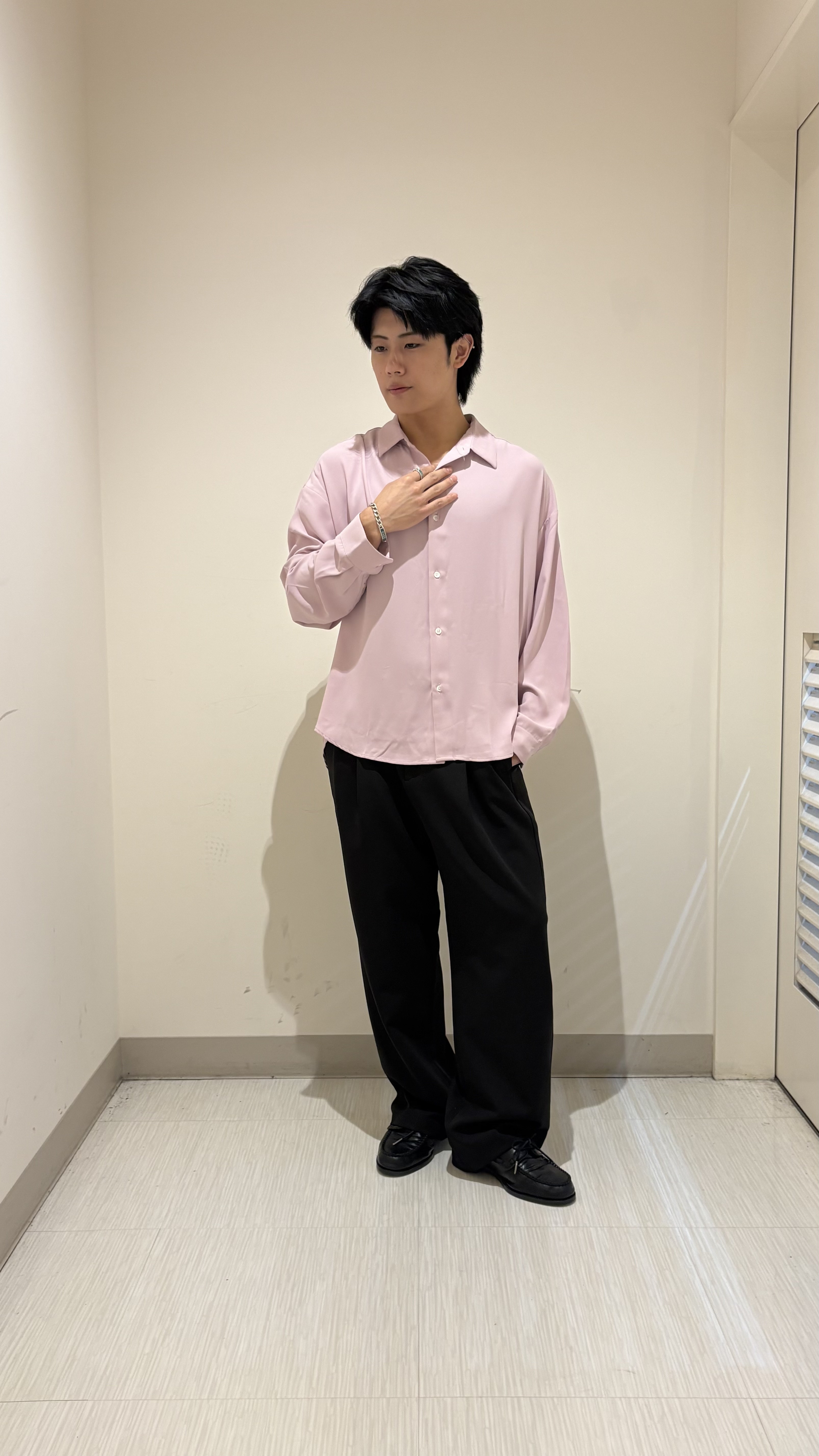 辻一樹さんの「tk.TAKEO KIKUCHI｜【選べる7色】トロミドレープカラーシャツ/トロミ/梨地/7色/レギュラーカラー/長袖」を使ったコーディネート